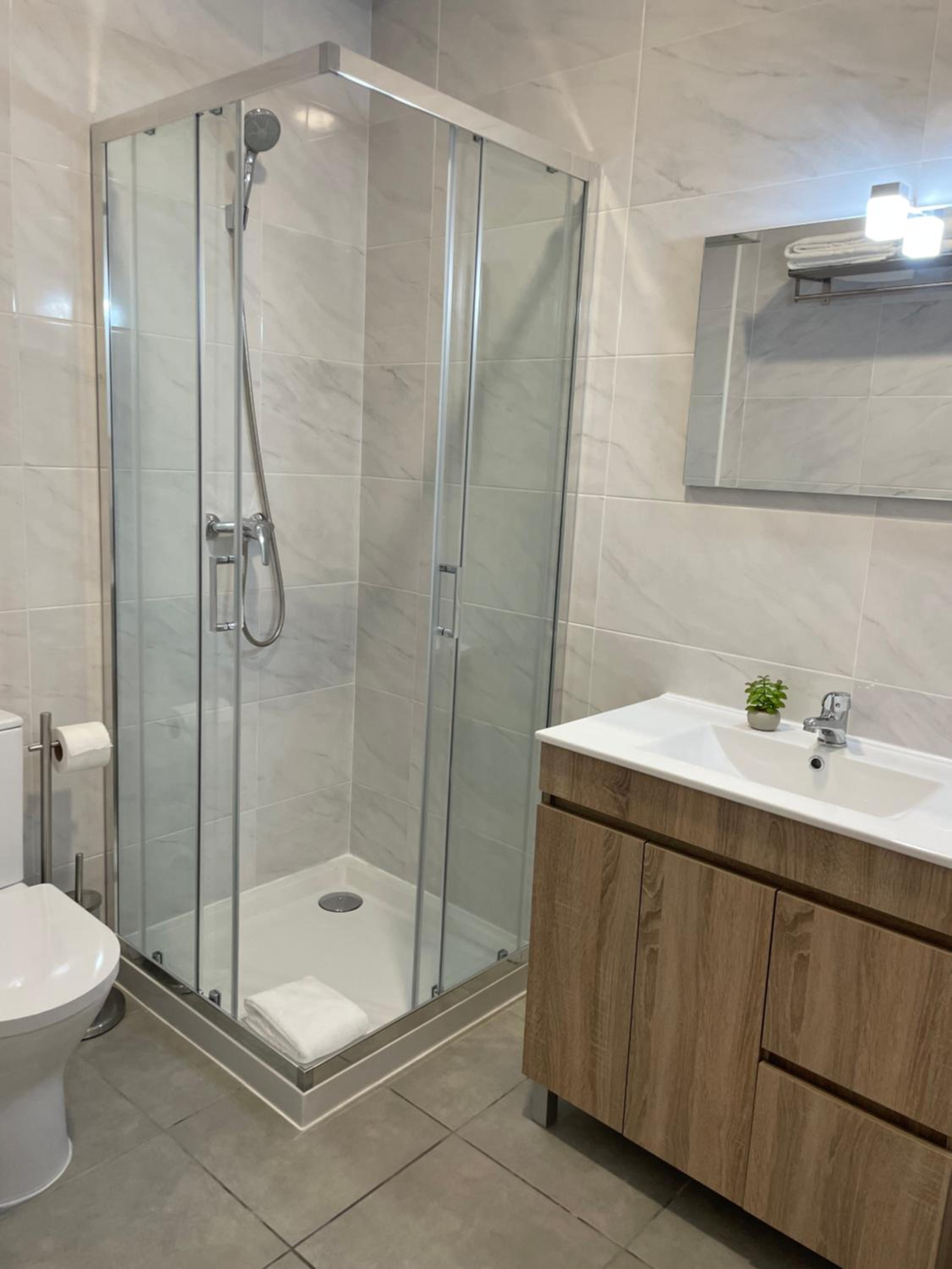 Twin Room With Private Bathroom - Photo 11