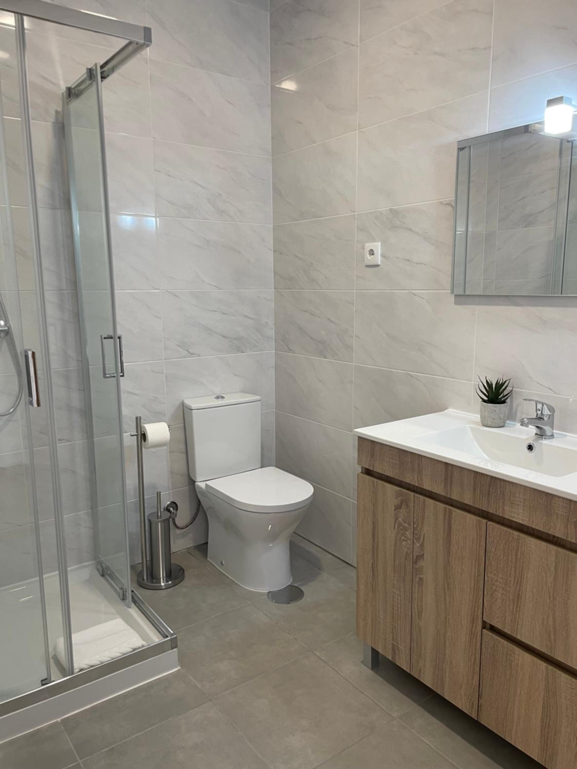 Twin Room With Private Bathroom - Photo 12