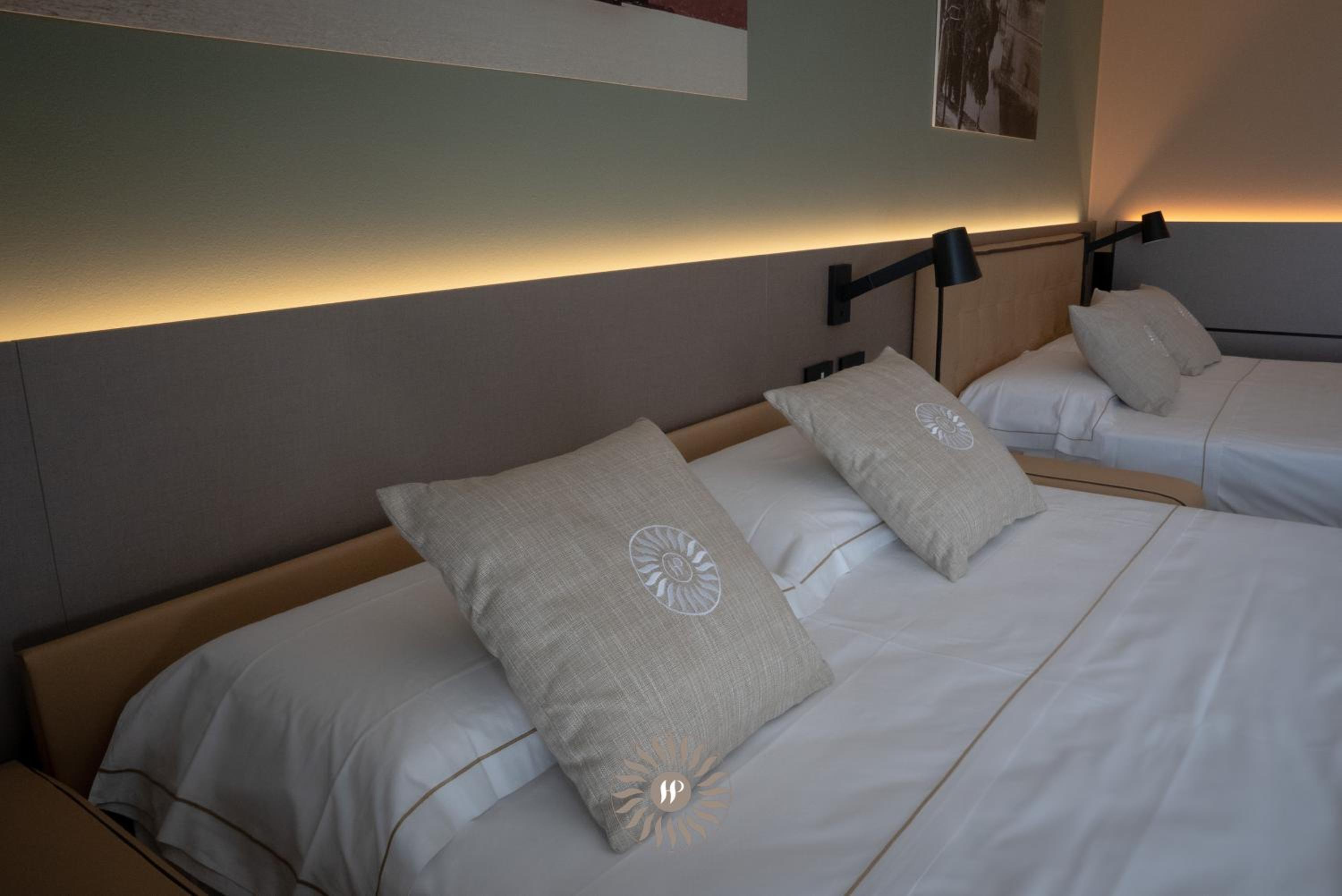 Superior Quadruple Room With Balcony and Partial Lake View - Photo 6