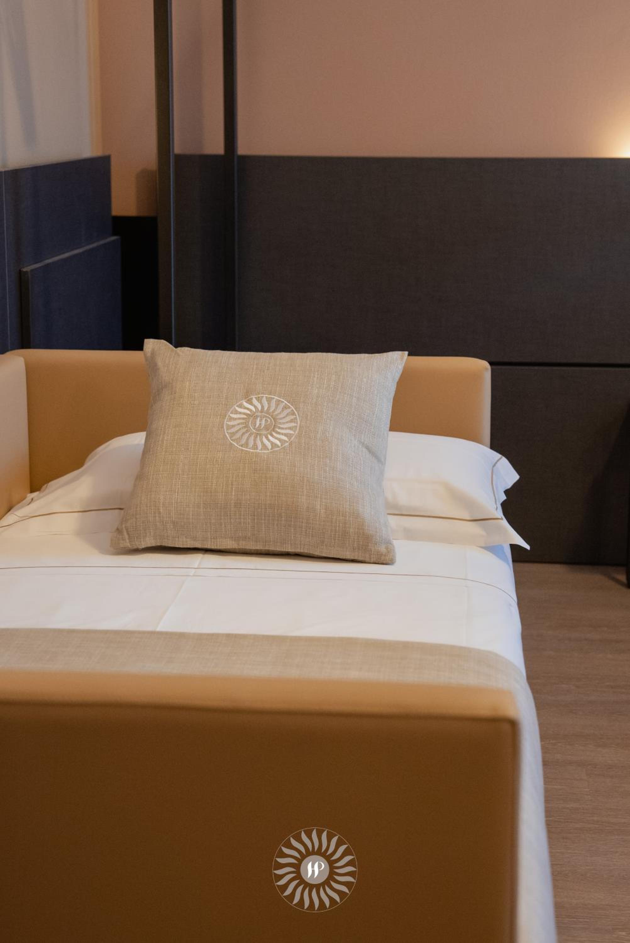 Deluxe Triple Room with Front Lake View - Photo 12