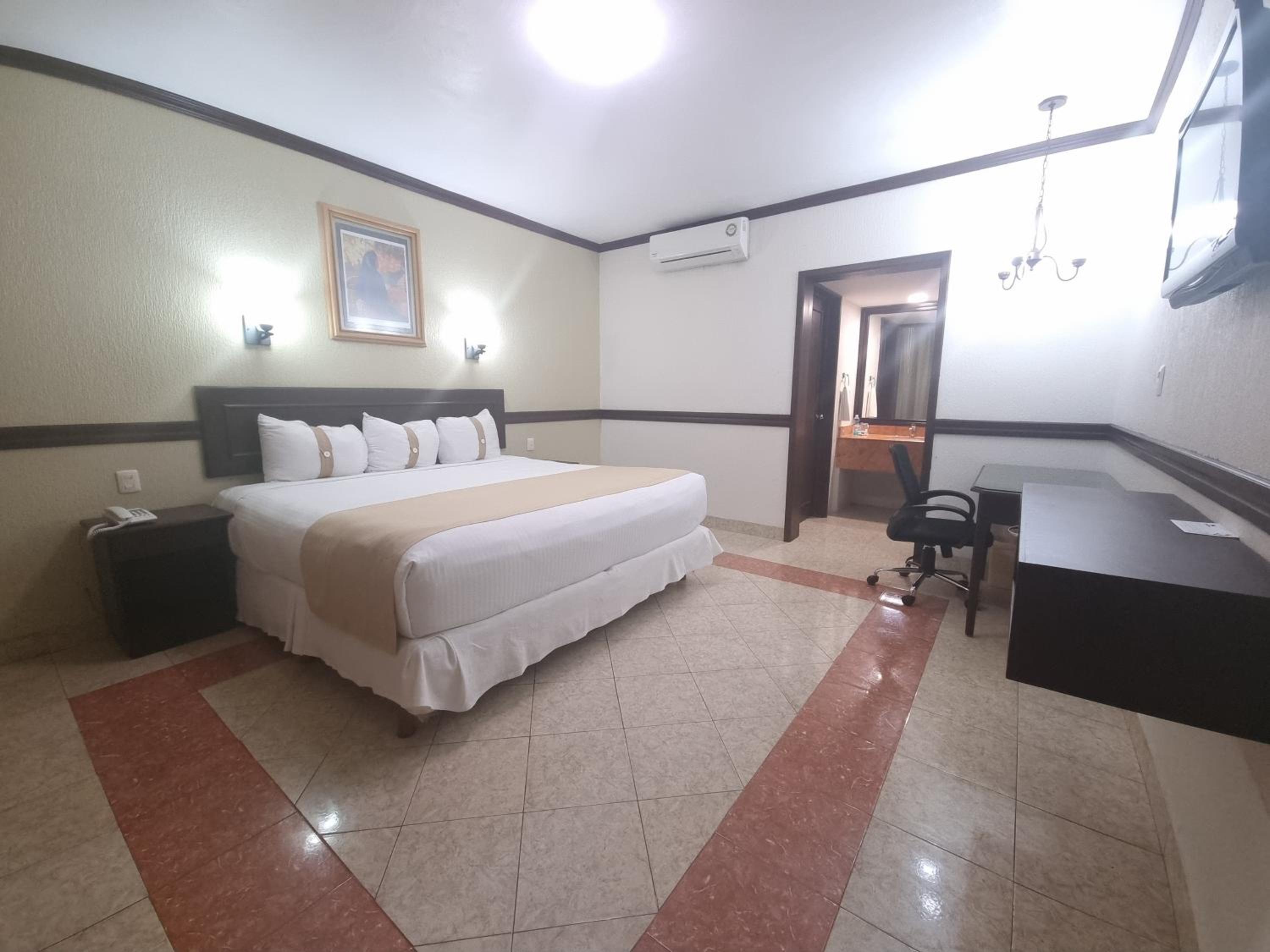 Deluxe King Room photo 2