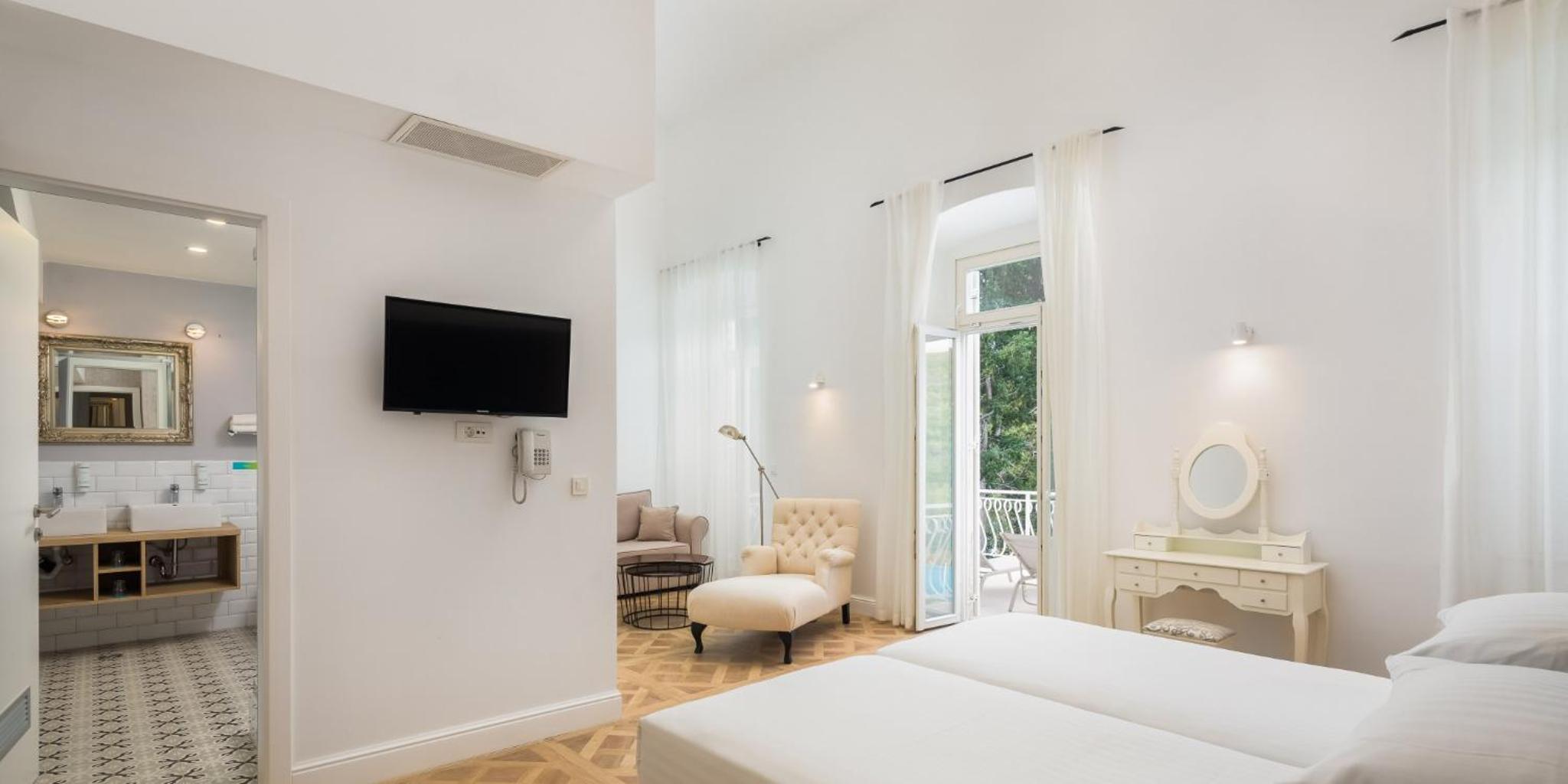 Luxury Suite with Balcony