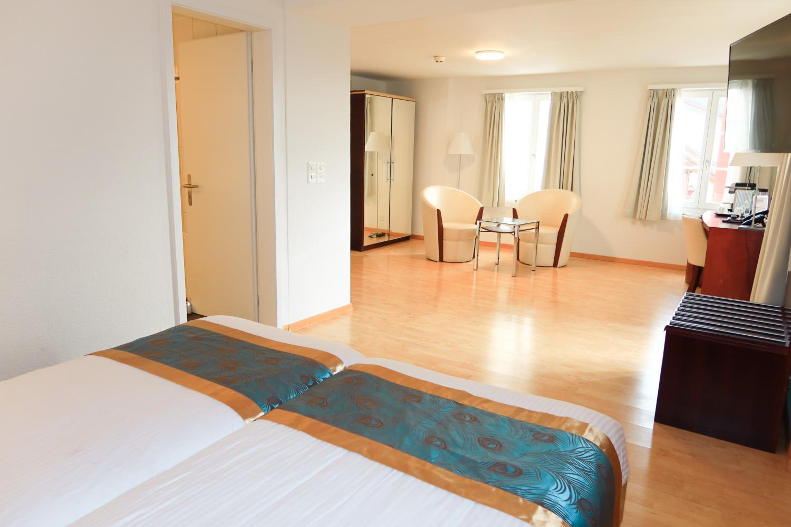 Suite with Balcony - Photo 2