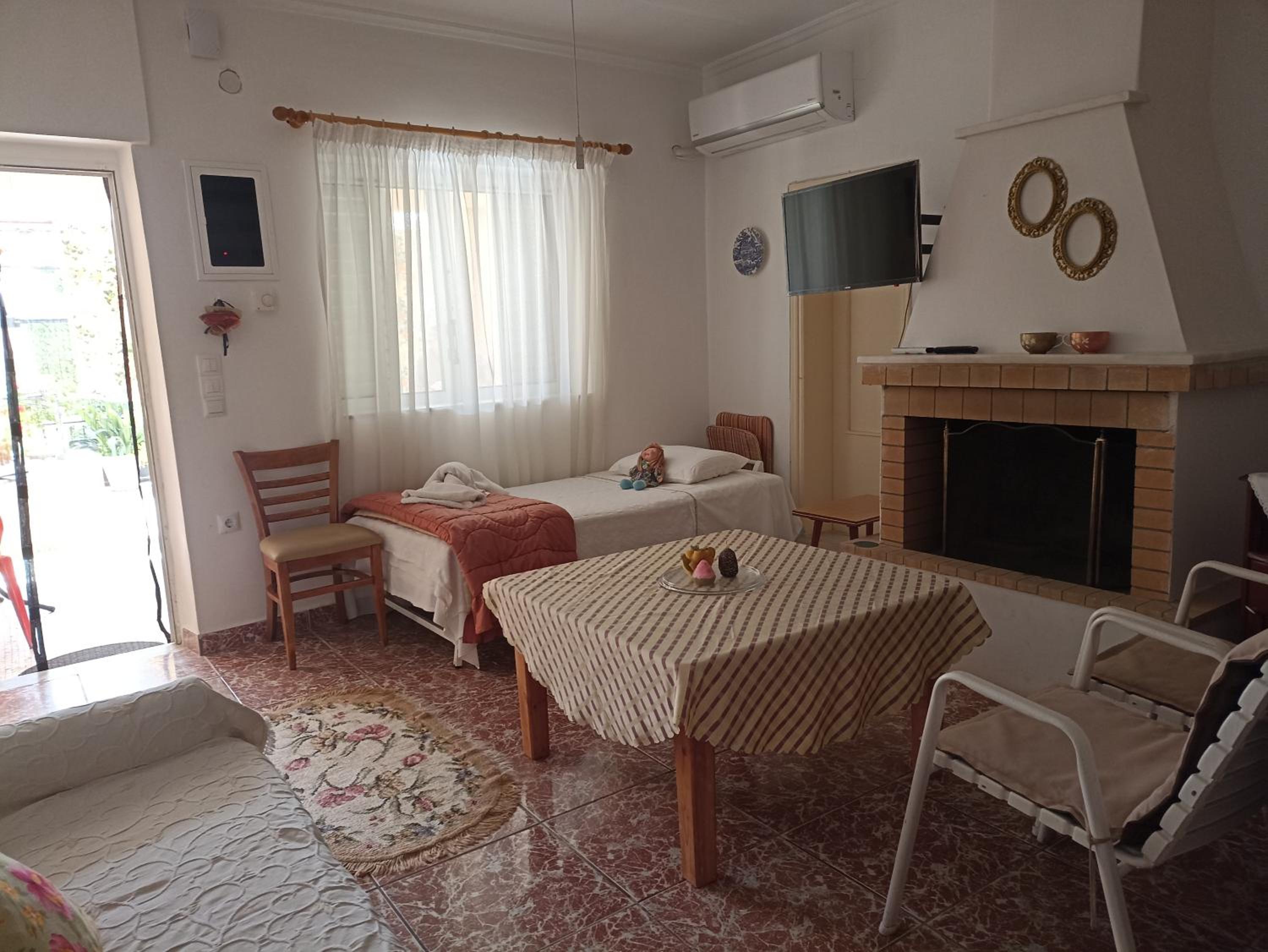 Two-Bedroom House - Photo 2