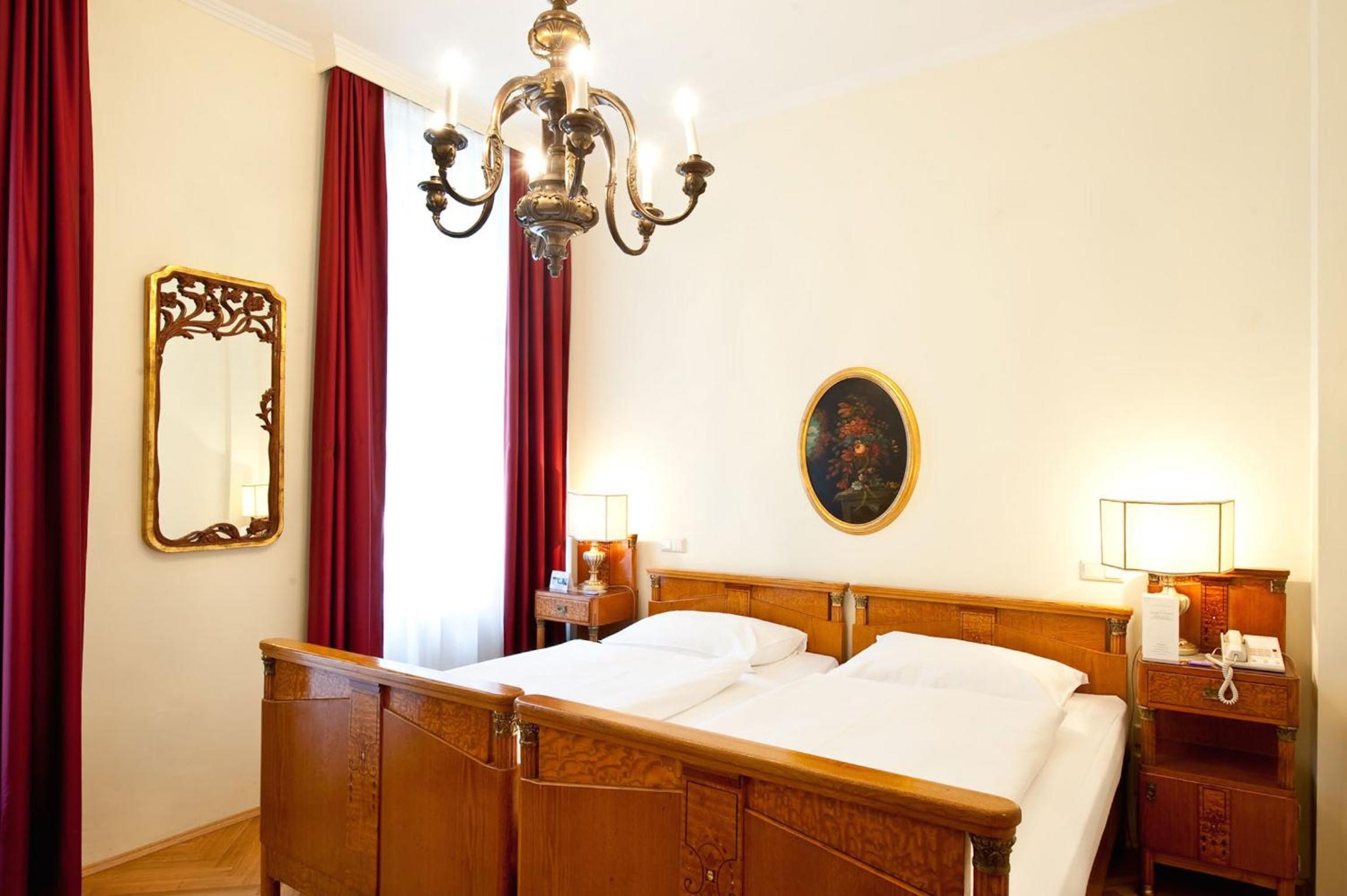 Superior Double Room thumbnail 5
