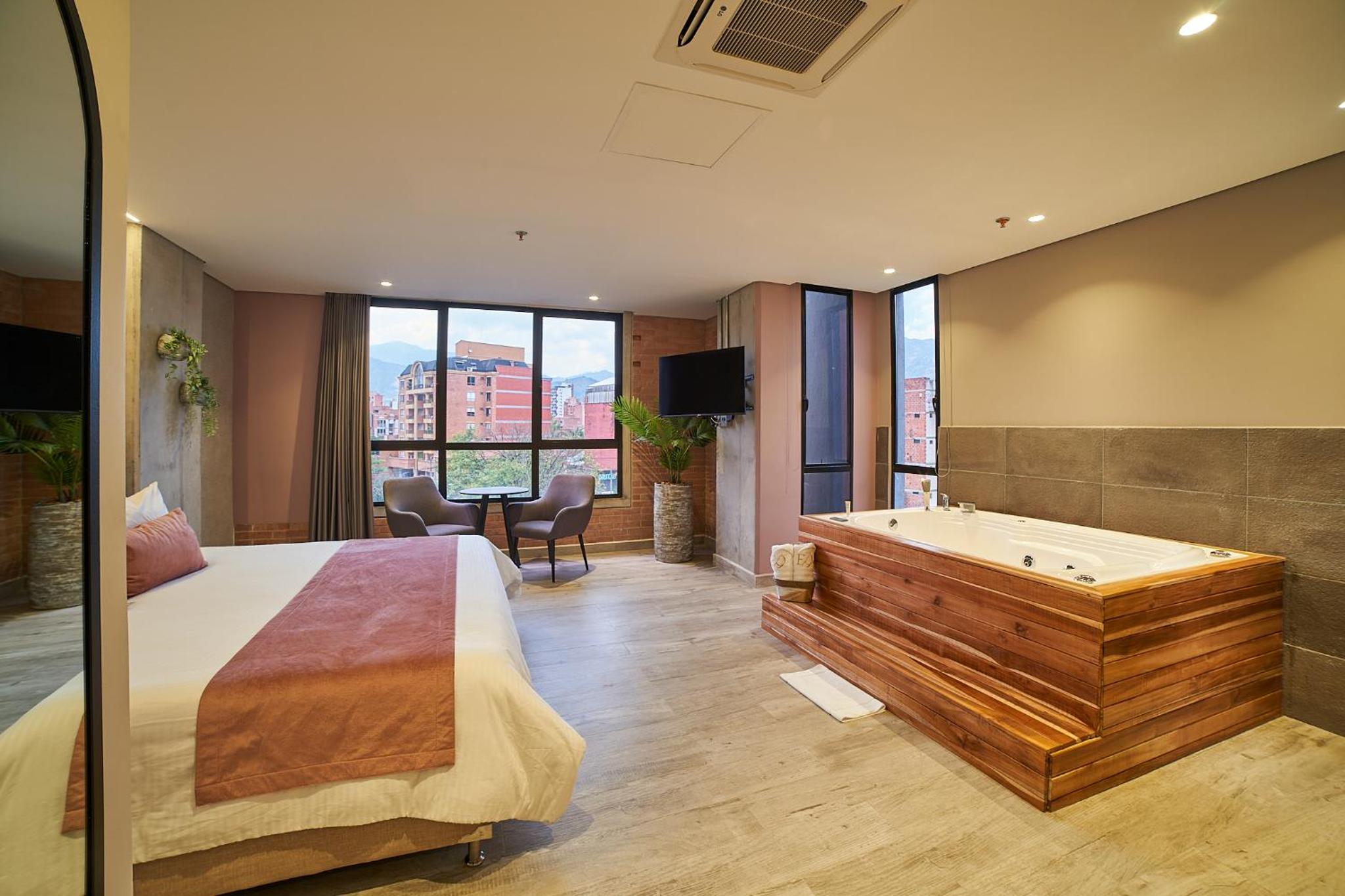 Suite with Hot Tub - Photo 32