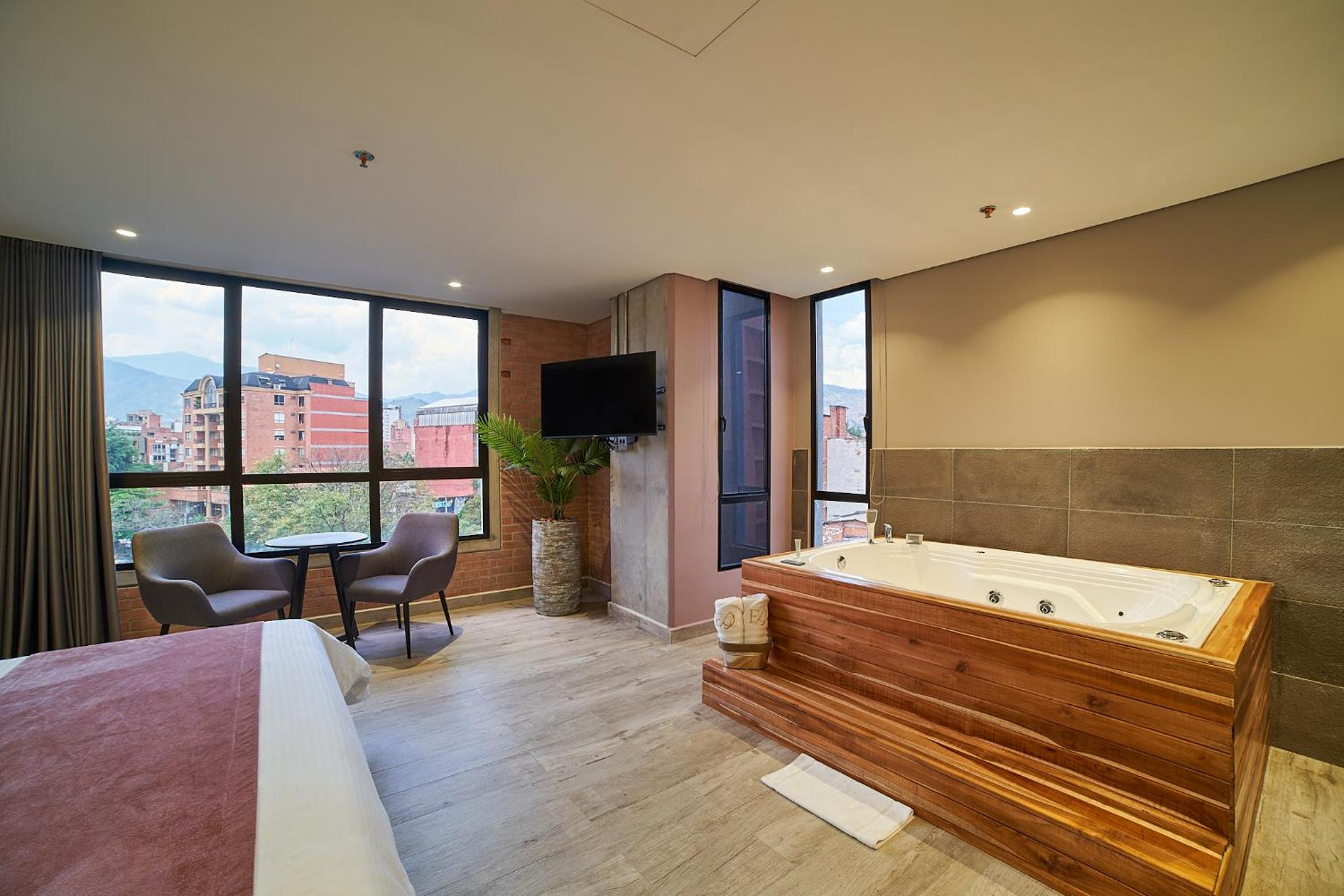 Suite with Hot Tub - Photo 33