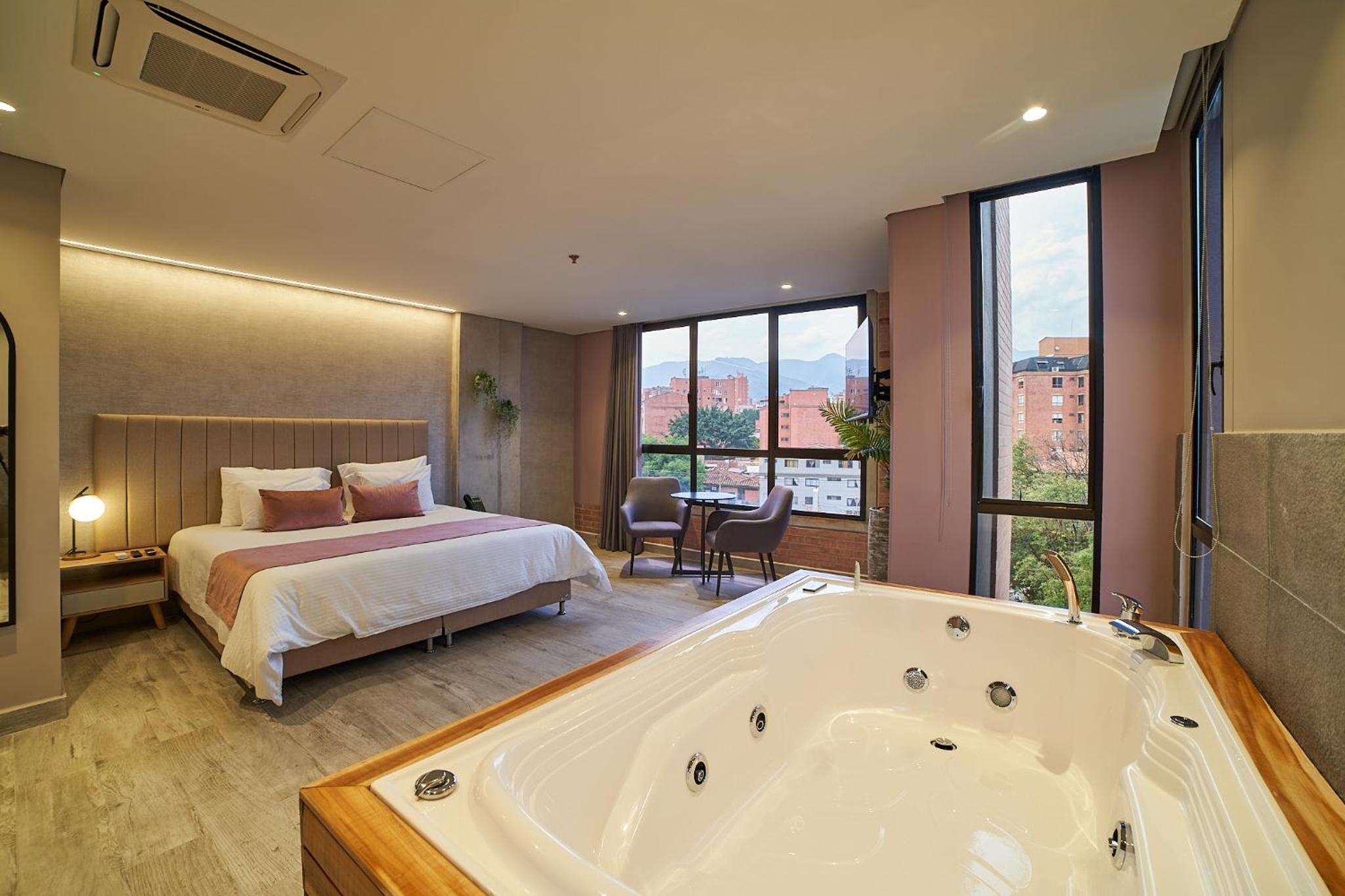Suite with Hot Tub - Photo 19