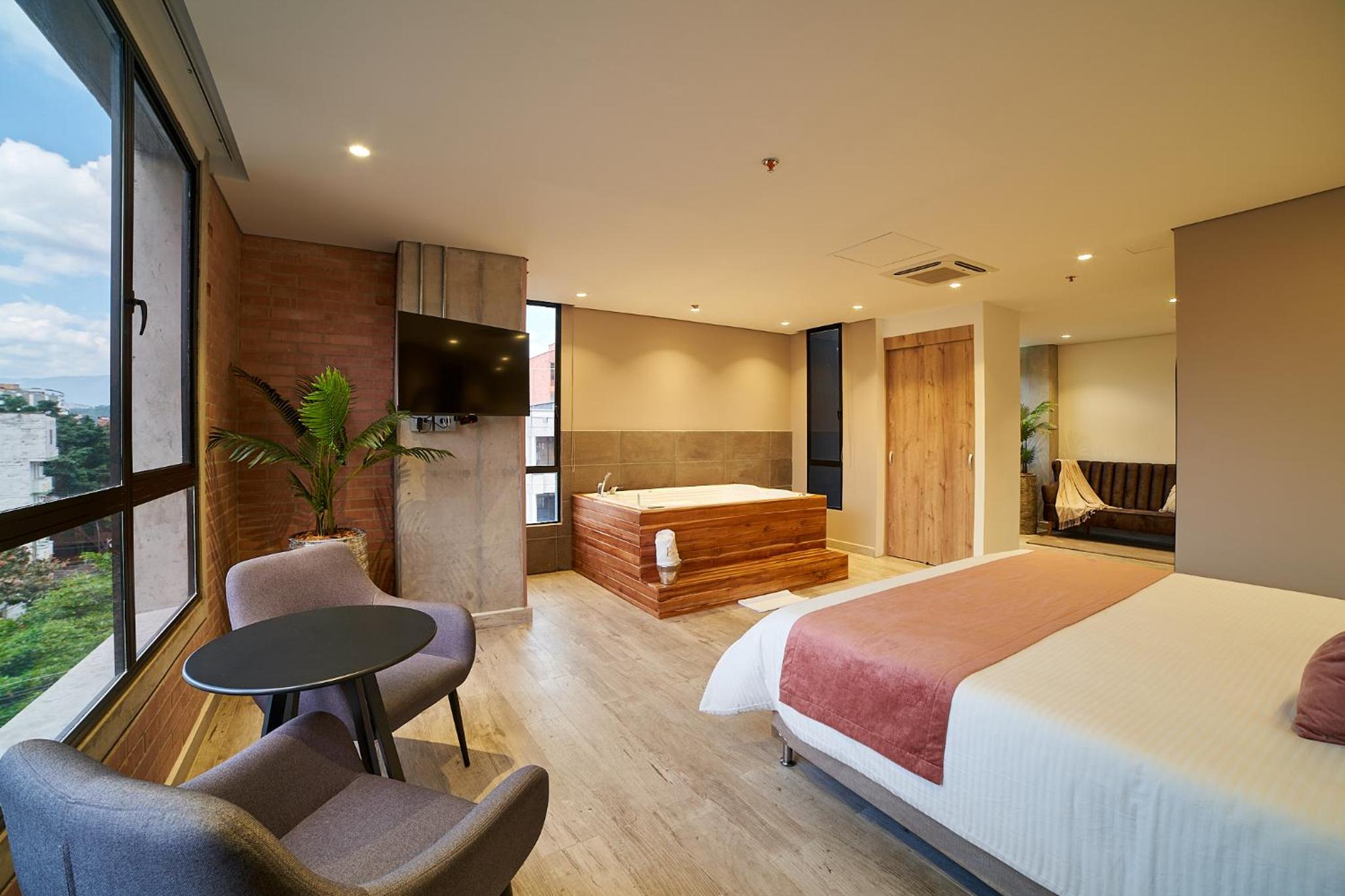 Suite with Hot Tub - Photo 34