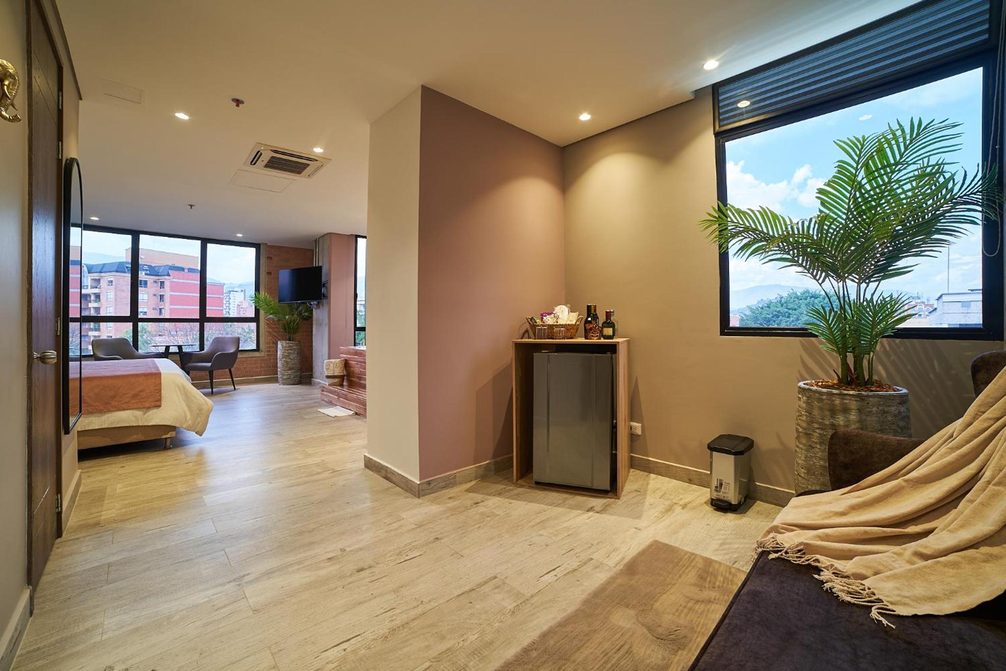 Suite with Hot Tub - Photo 35