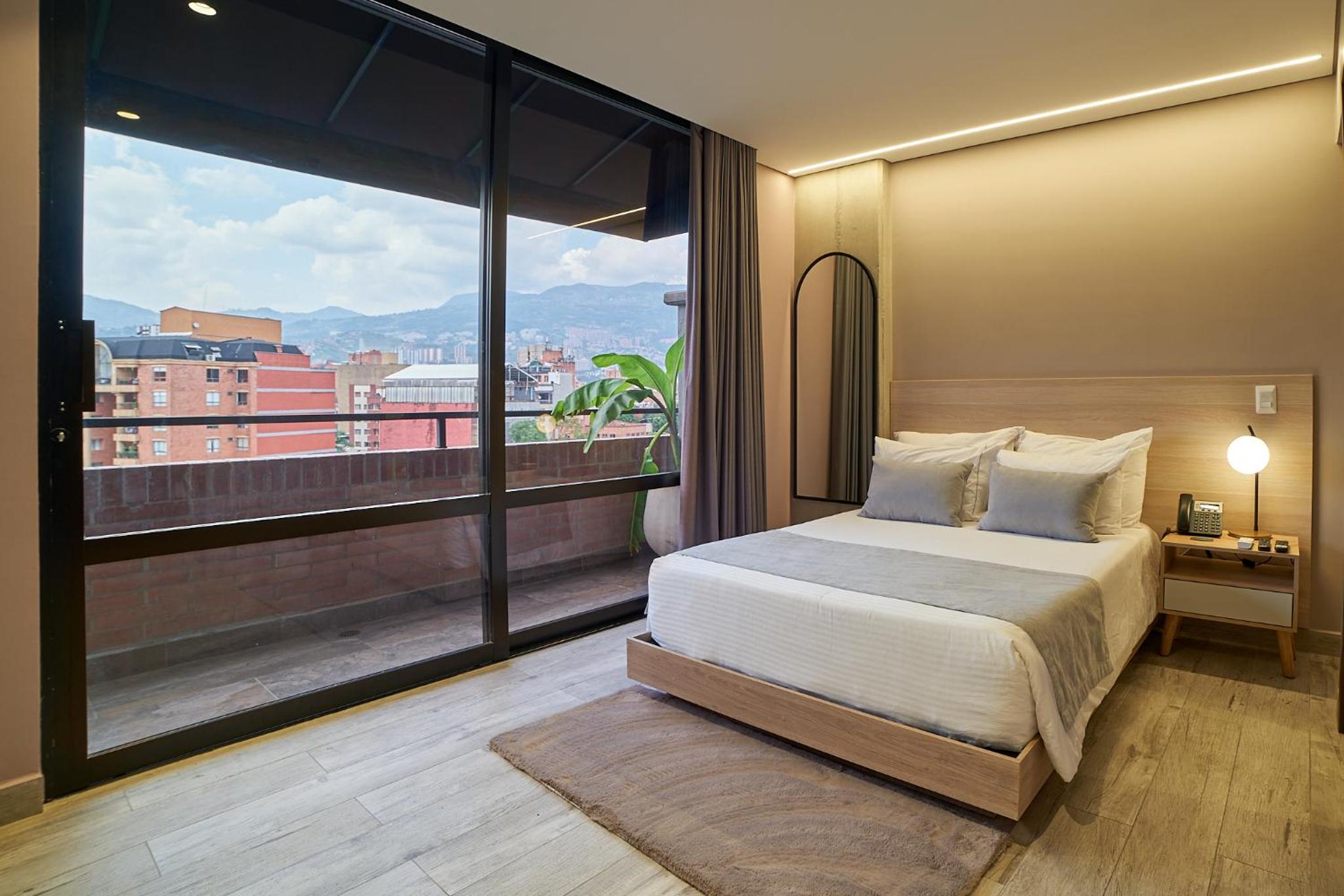 Standard Room with Balcony - Photo 9