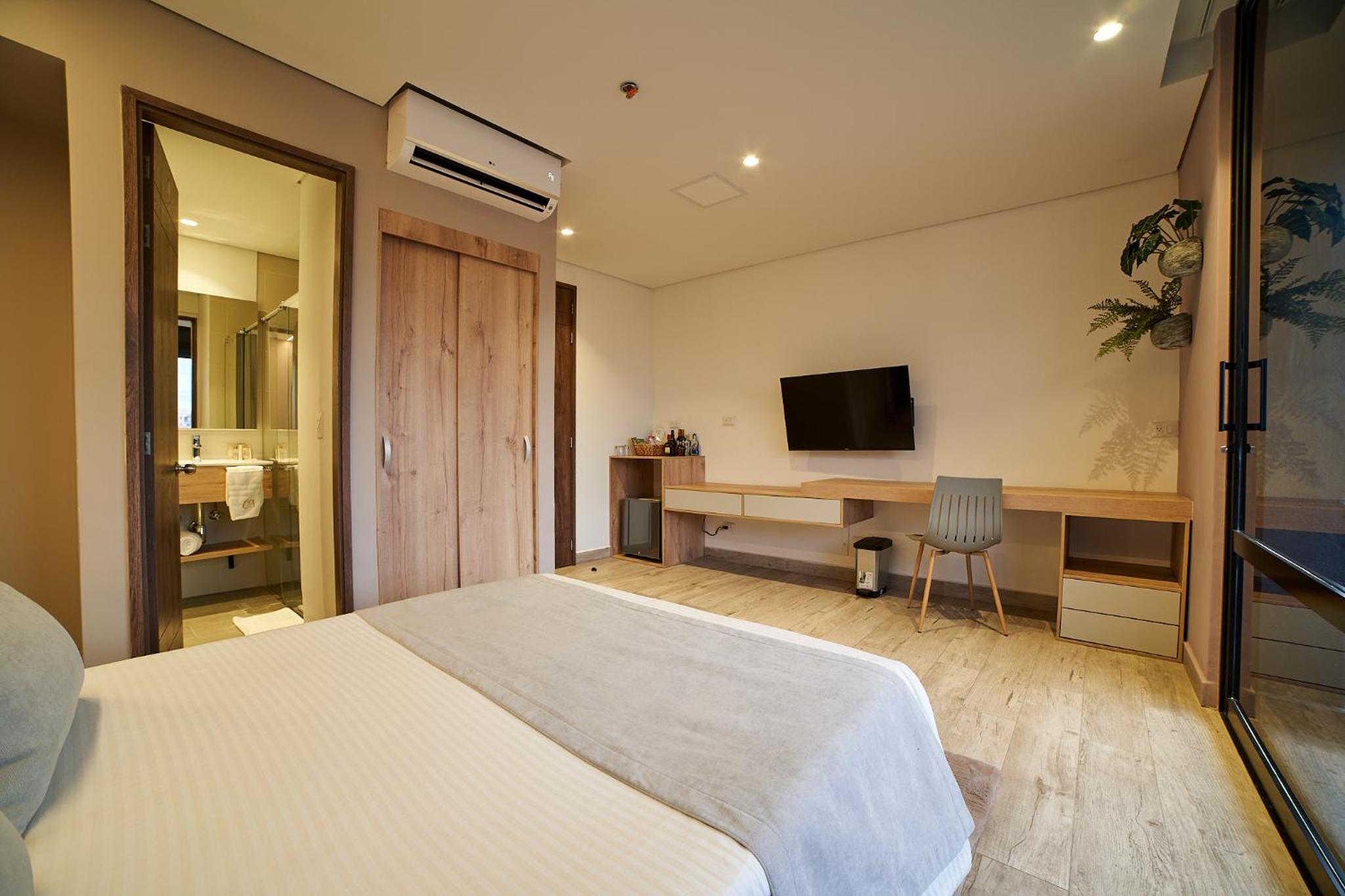 Standard Room with Balcony - Photo 8
