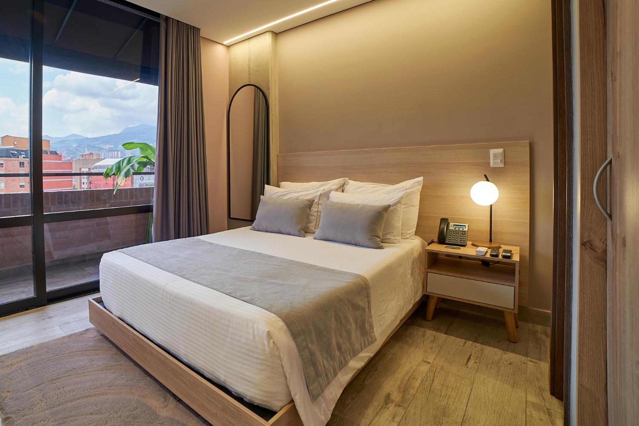 Standard Room with Balcony - Photo 10