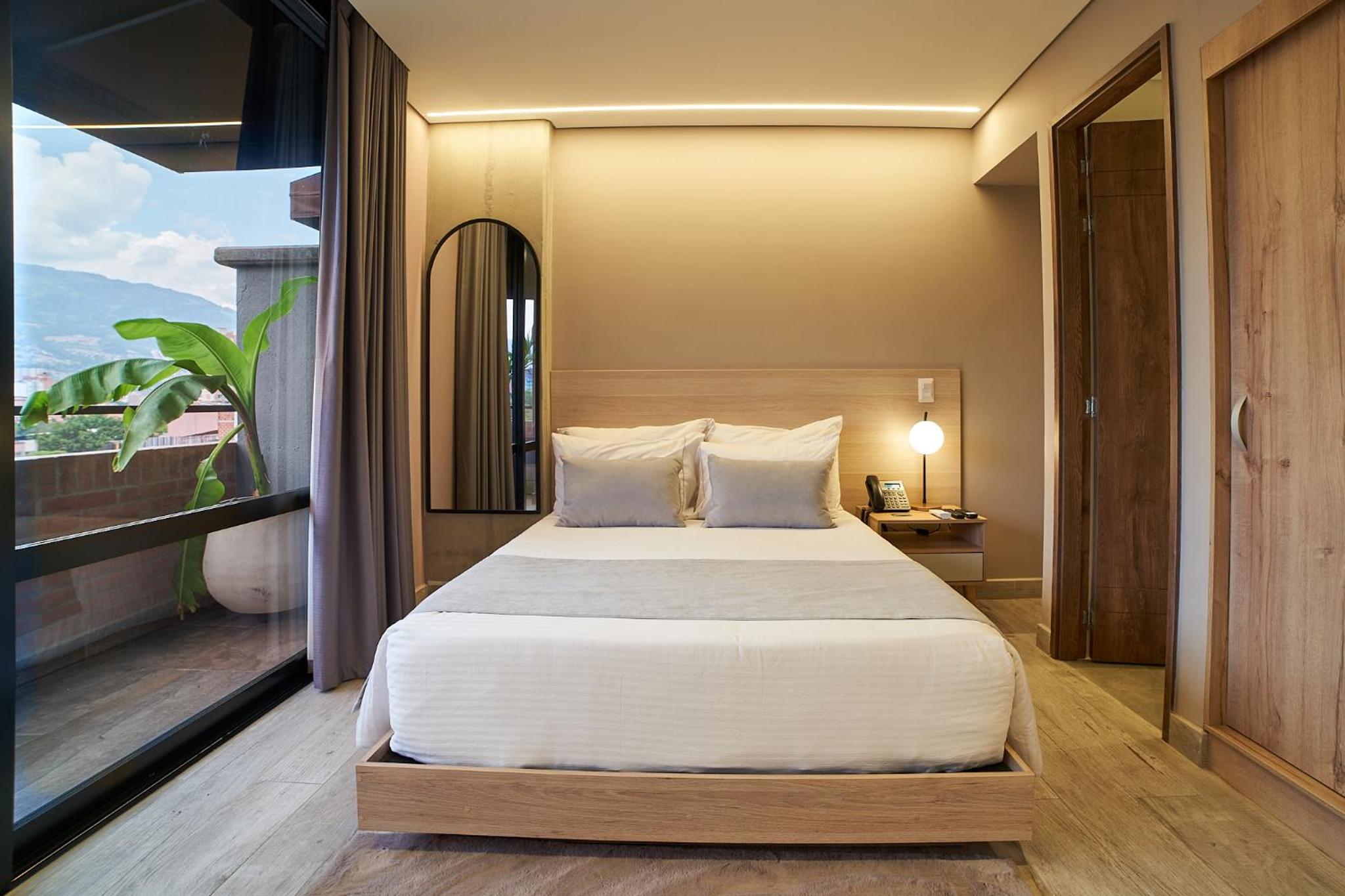 Standard Room with Balcony - Photo 11