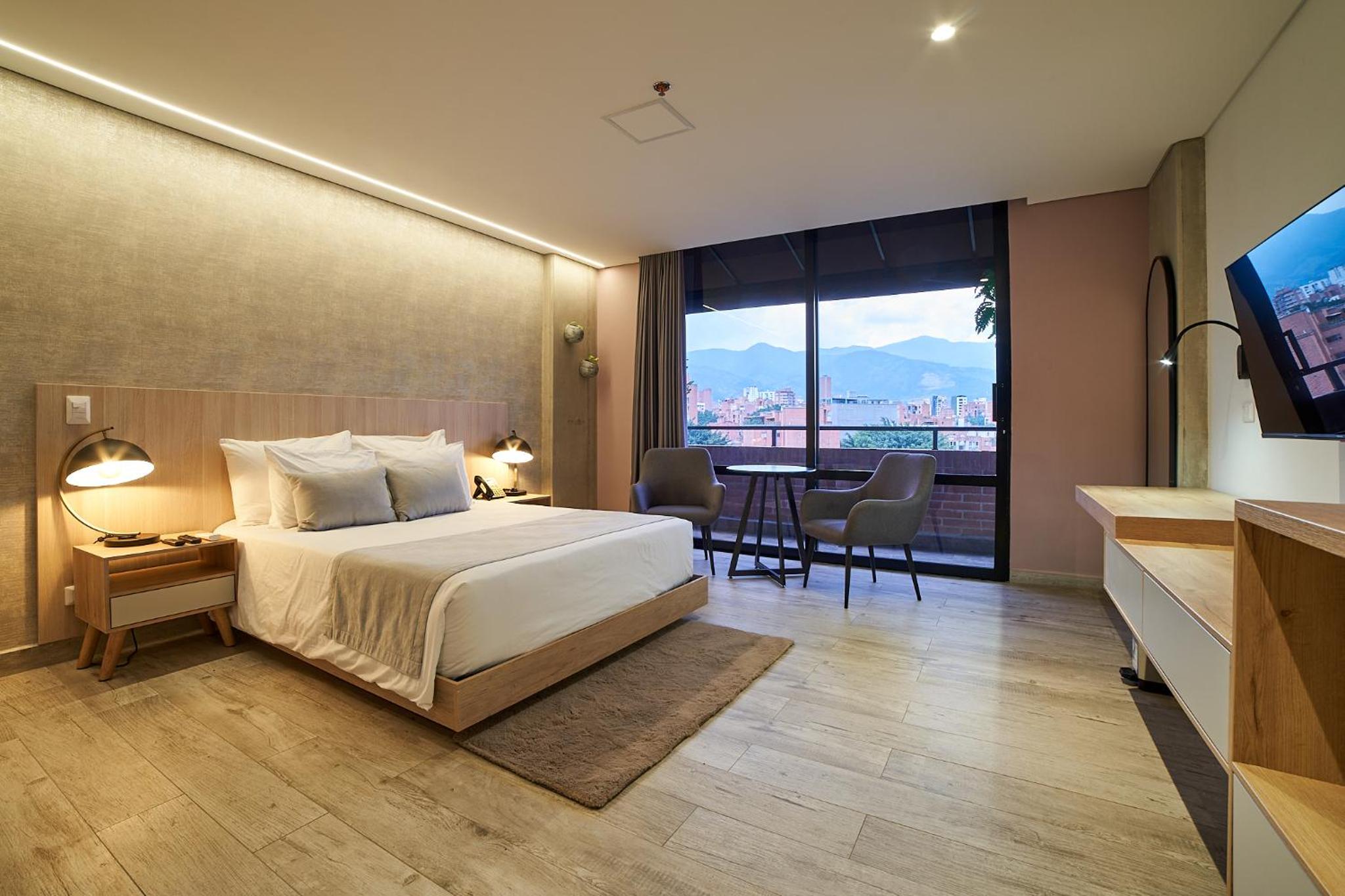 Junior Suite with Balcony - Photo 12