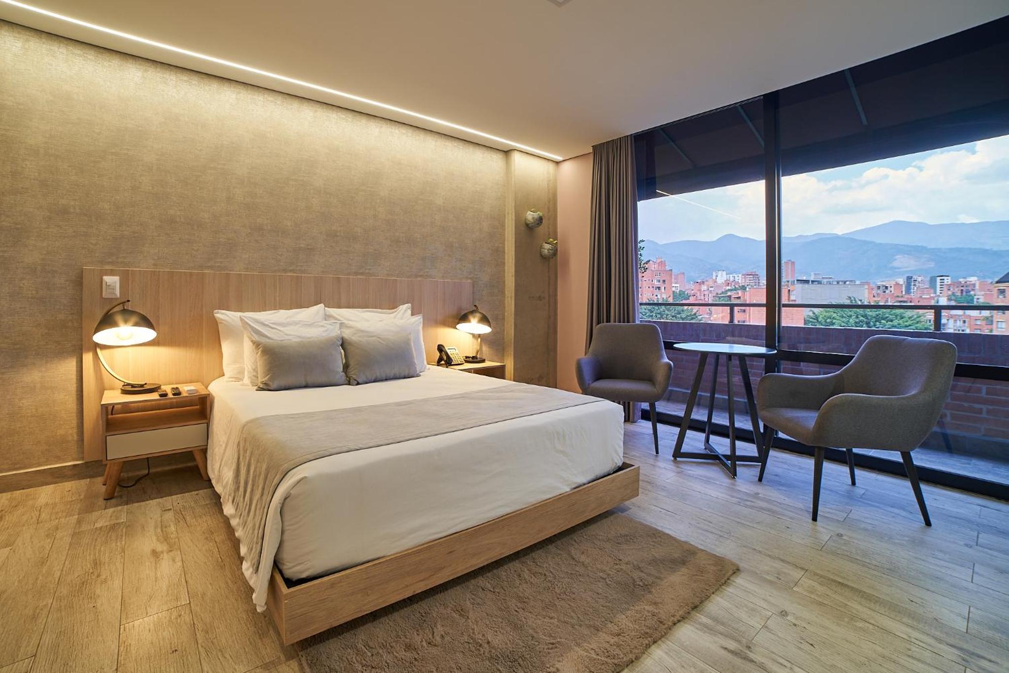 Junior Suite with Balcony - Photo 14