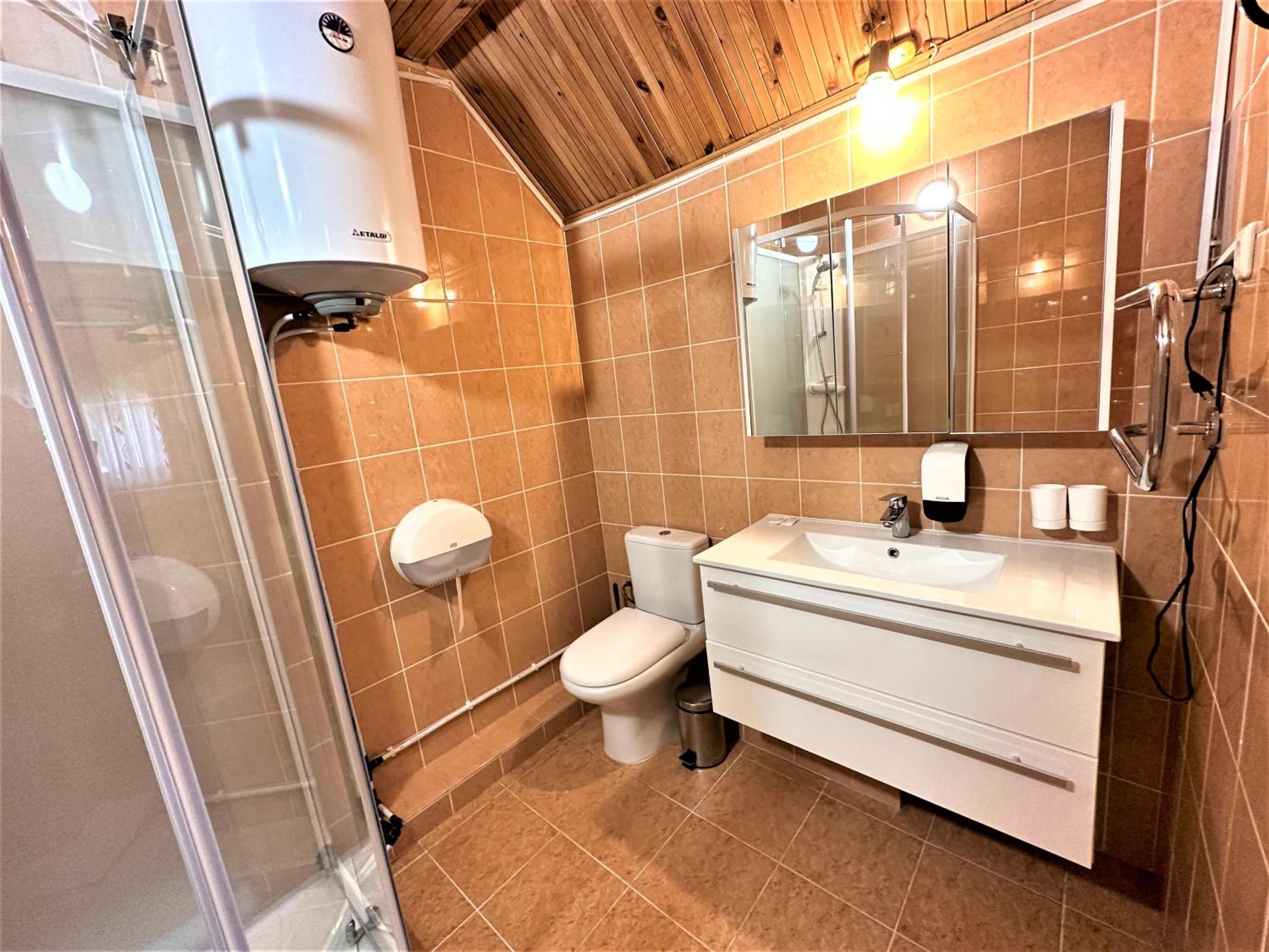 Double Room with Balcony - Photo 8