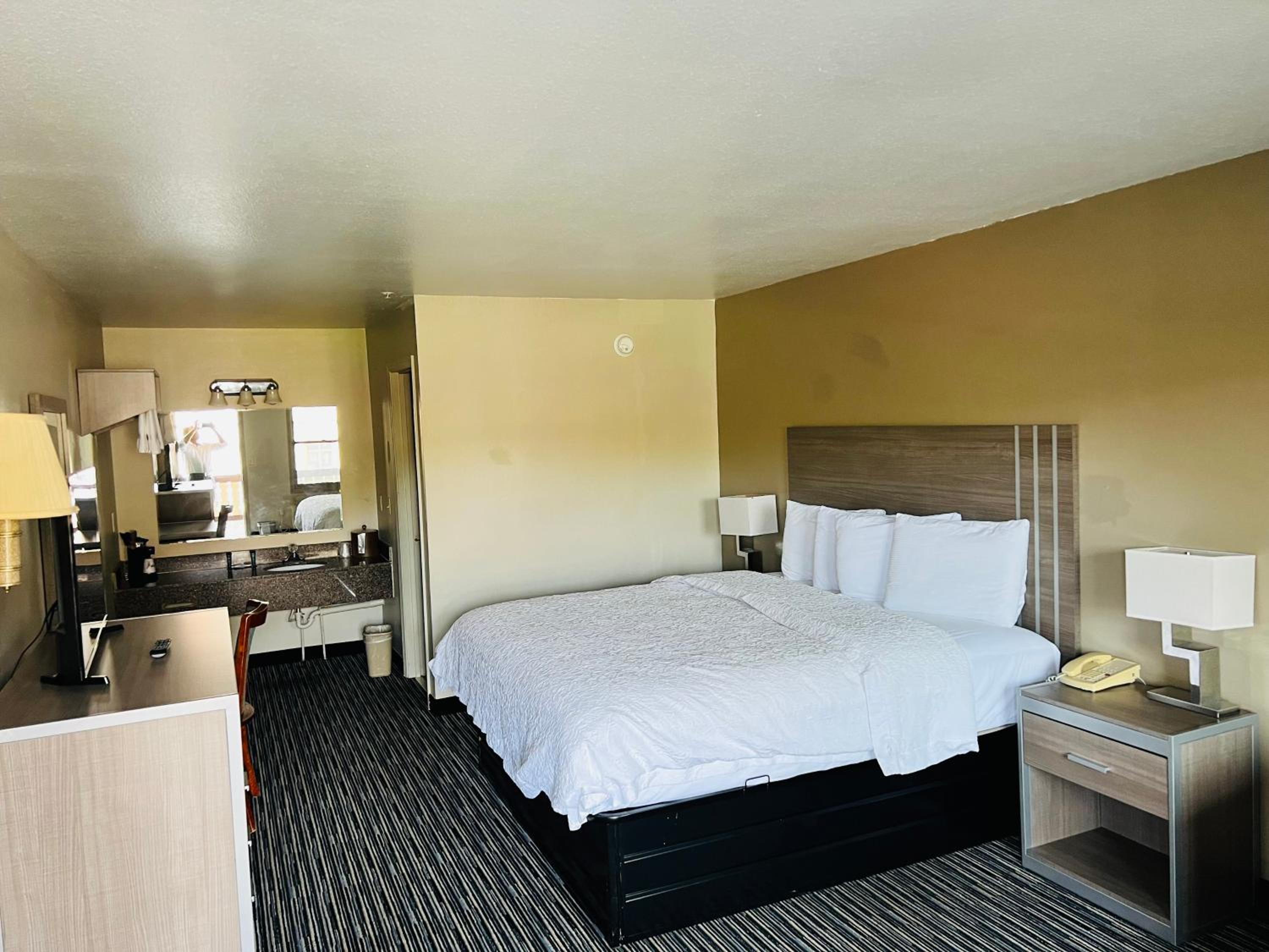 King Room - Non Smoking - Photo 6