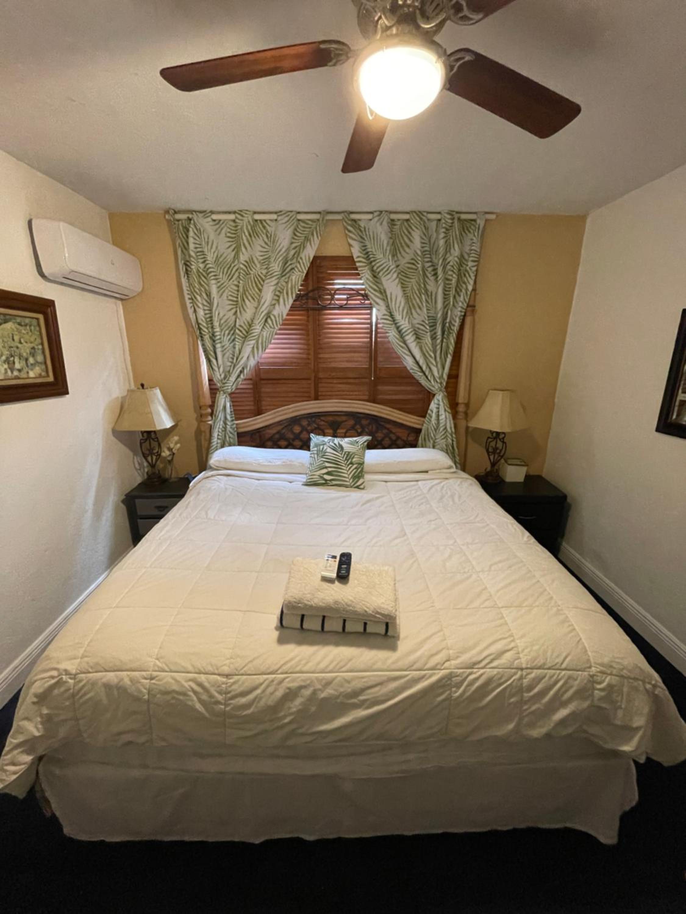 Queen Room with Shared Bathroom photo 1