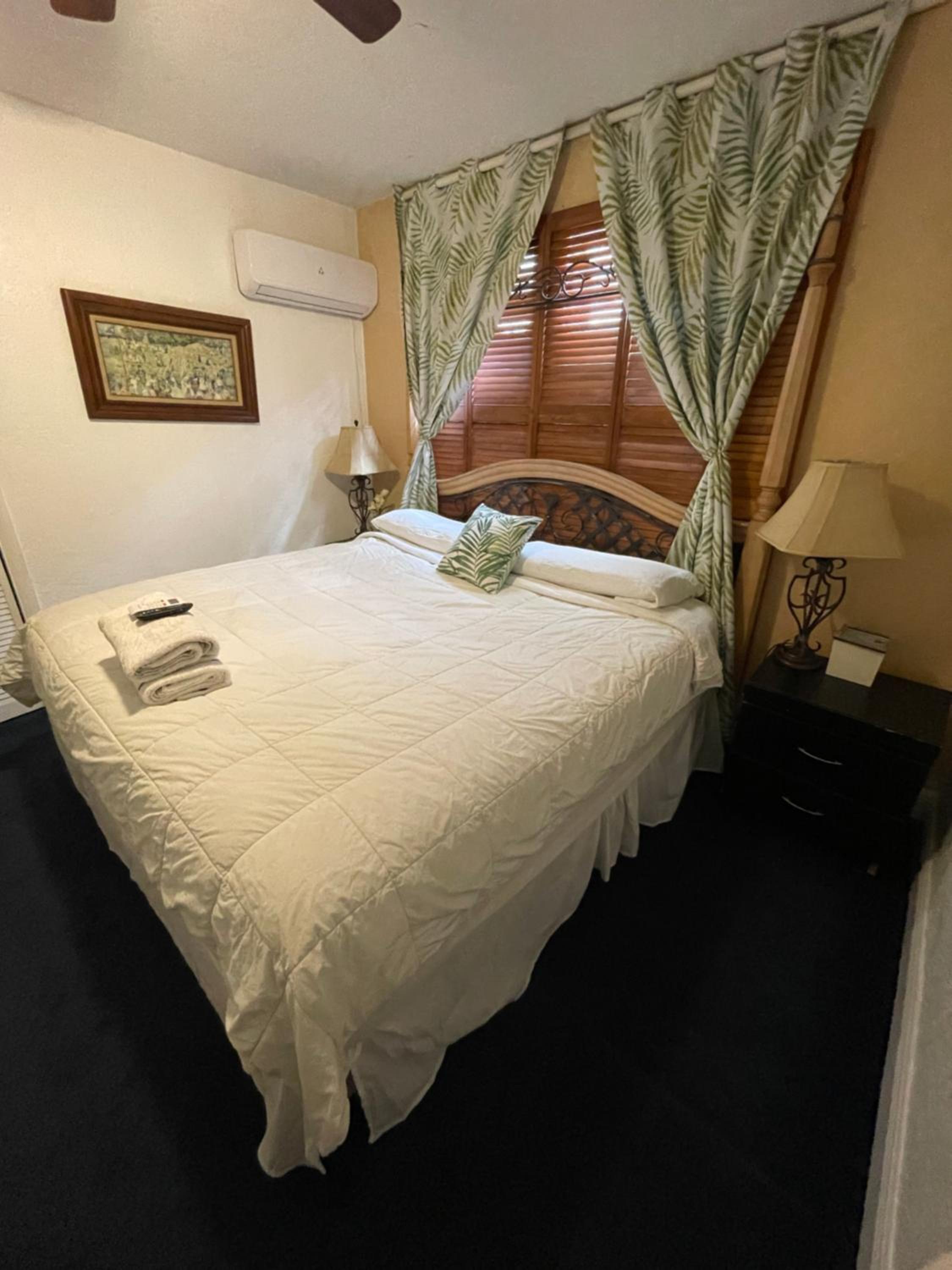 Queen Room with Shared Bathroom photo 3