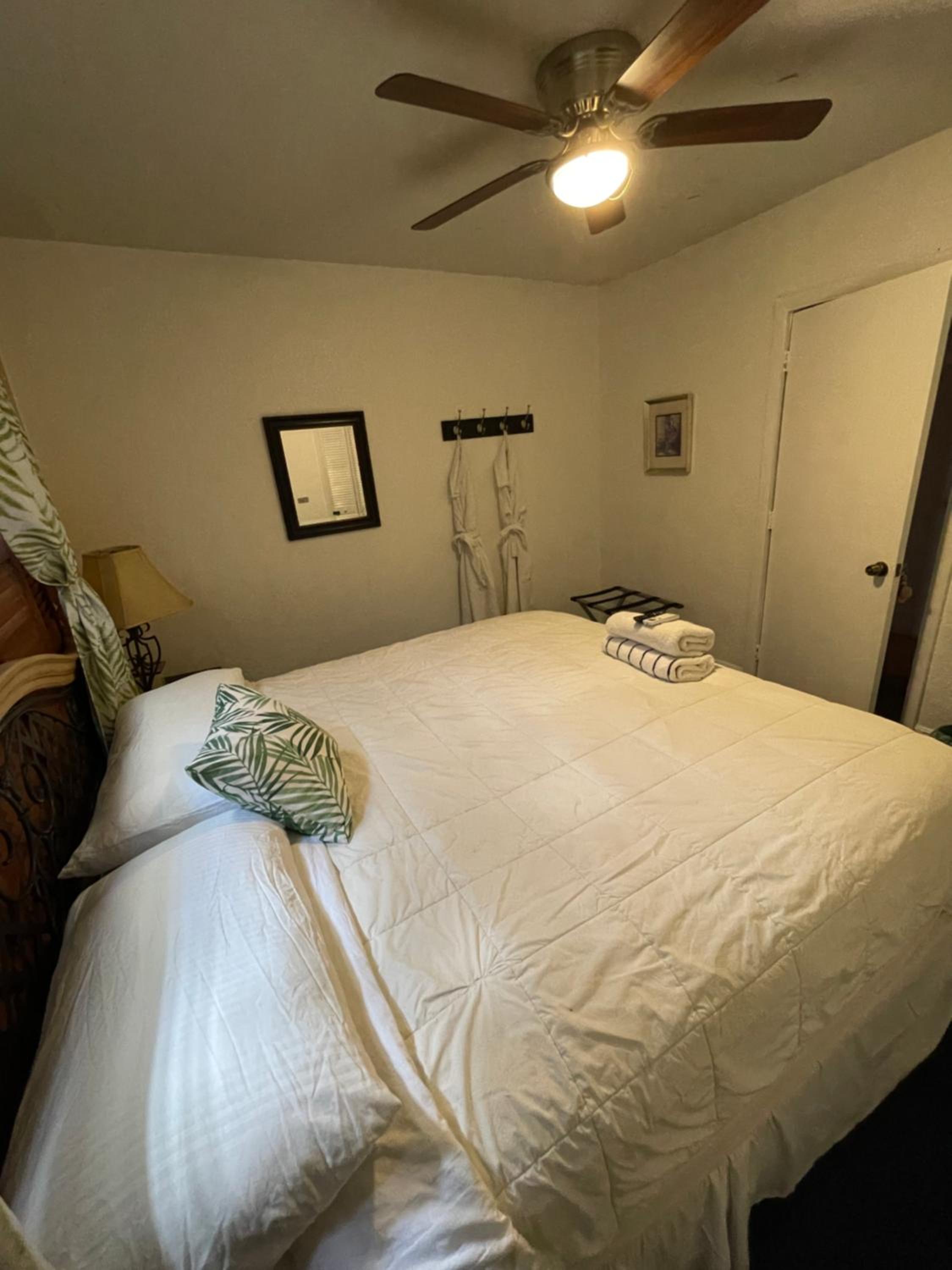 Queen Room with Shared Bathroom photo 3