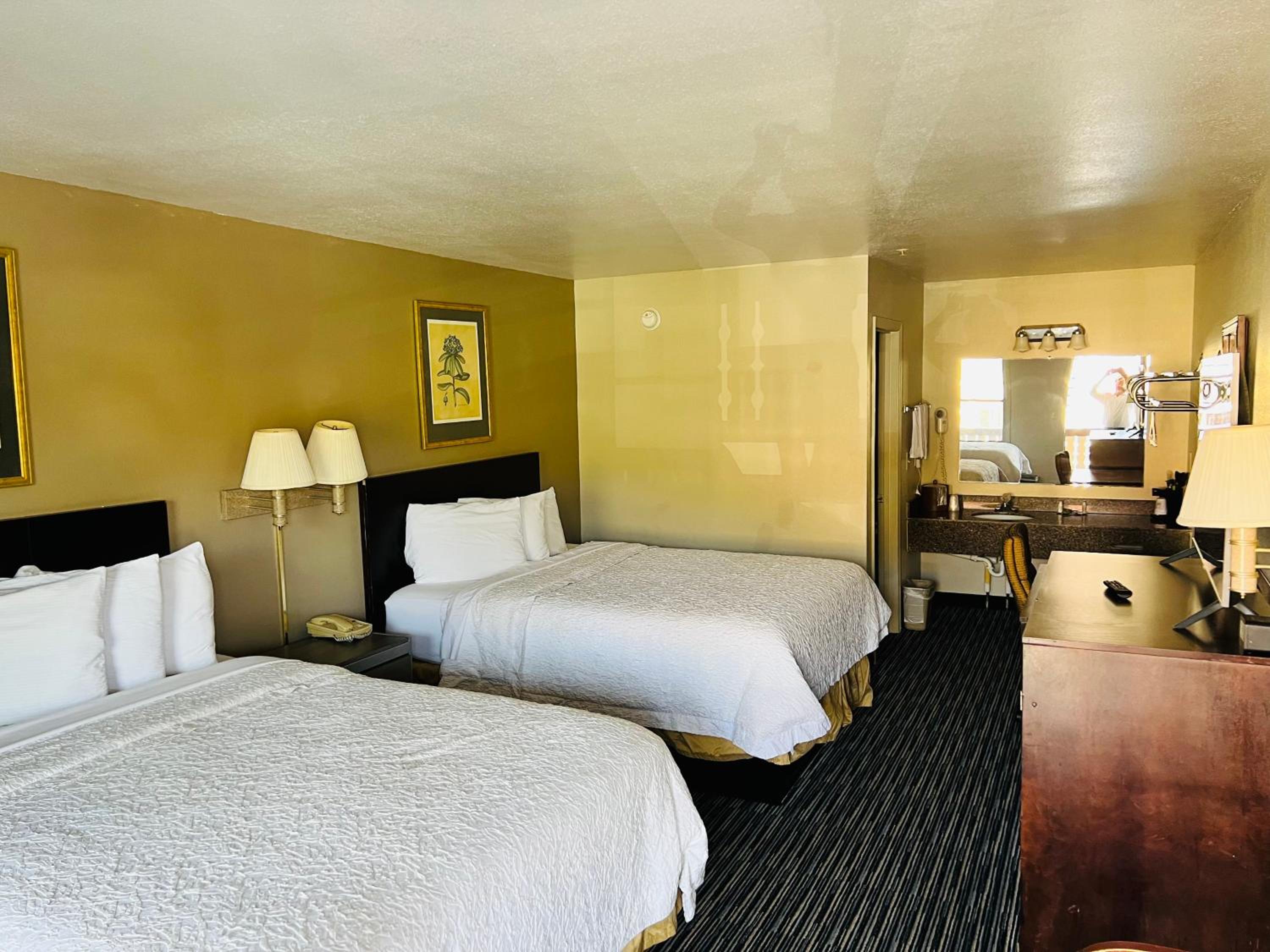 Double Room with Two Double Beds - Non Smoking - Photo 4