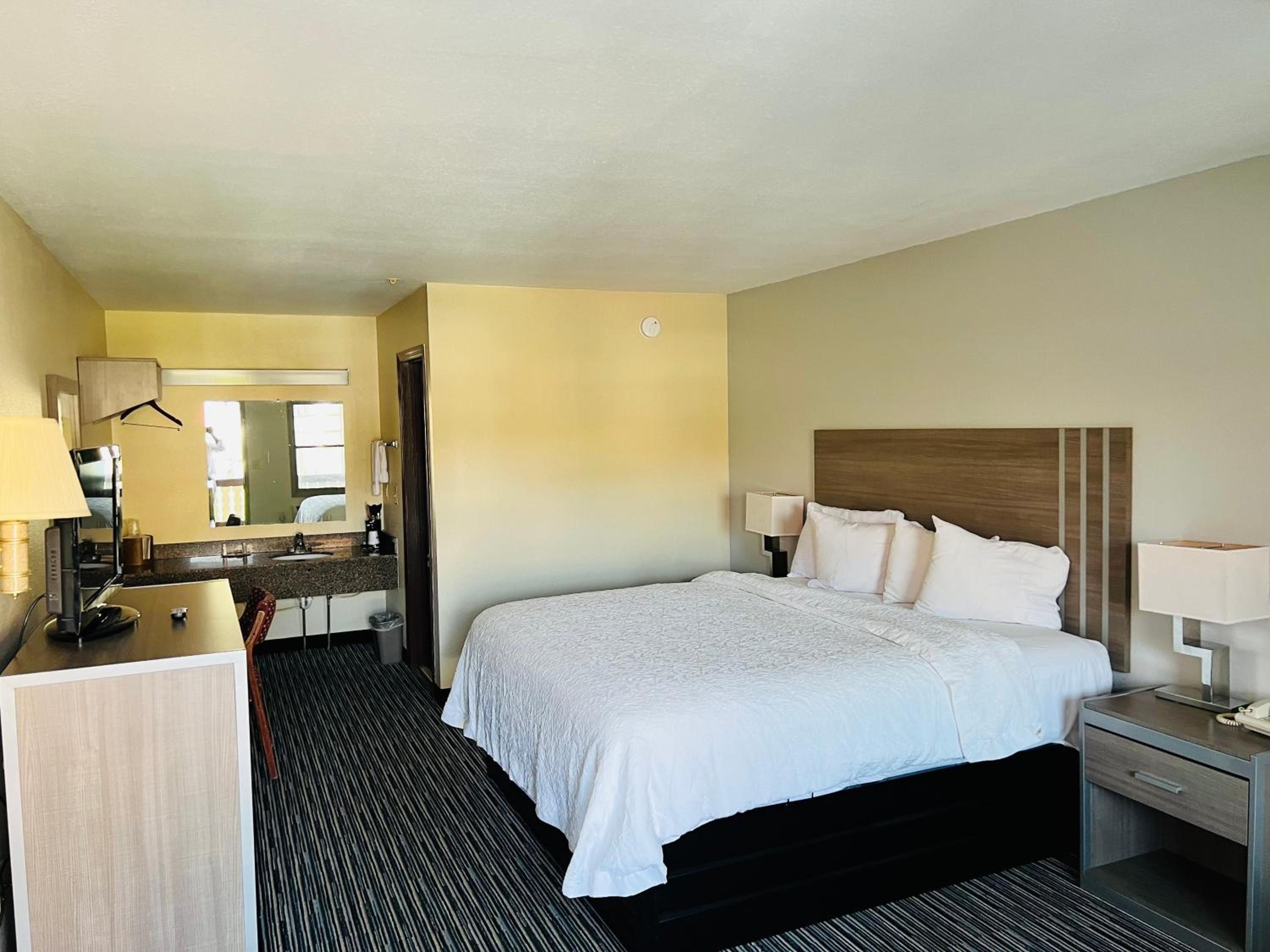 King Room - Non Smoking - Photo 2