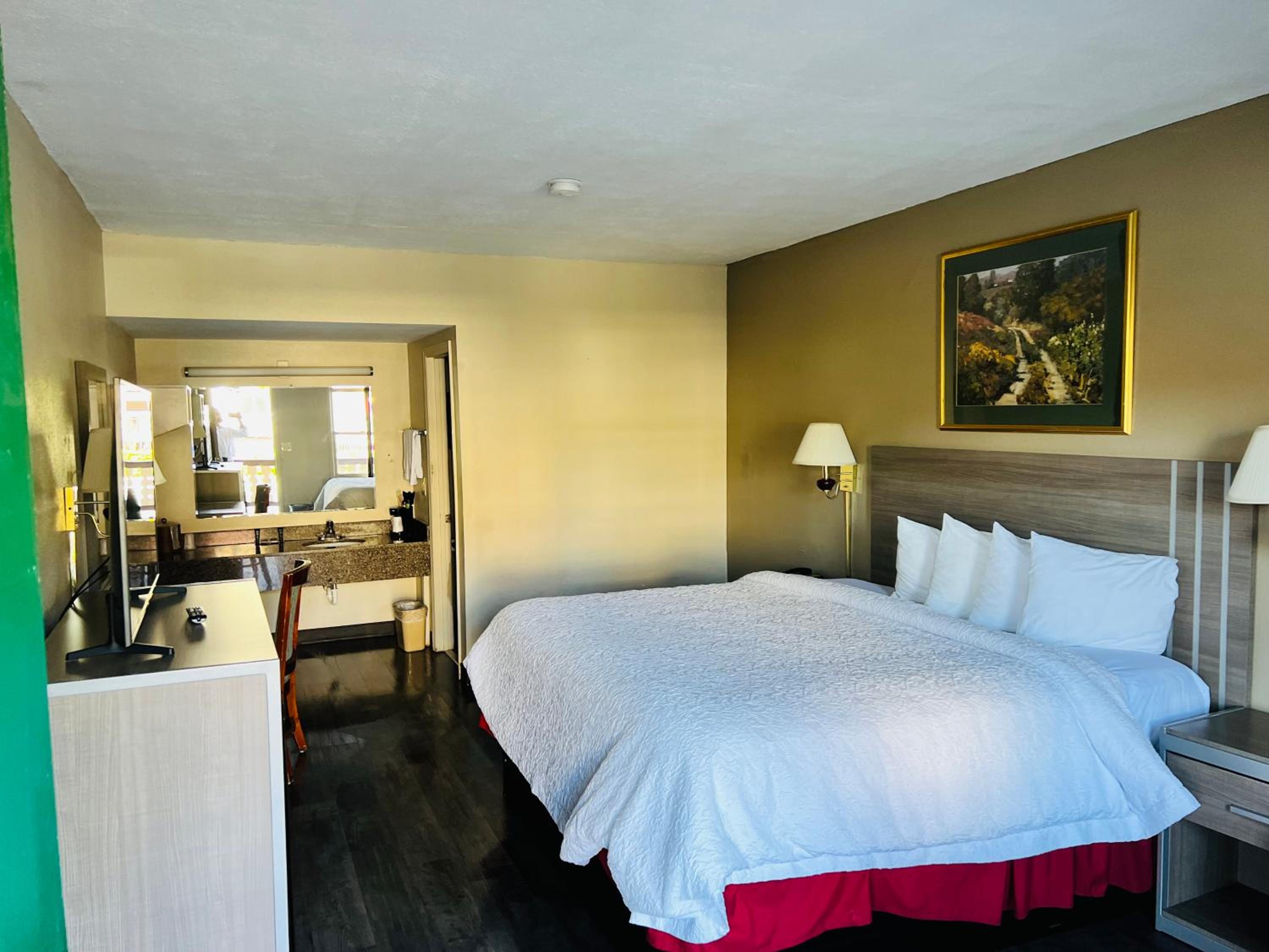 King Room - Non Smoking - Photo 4