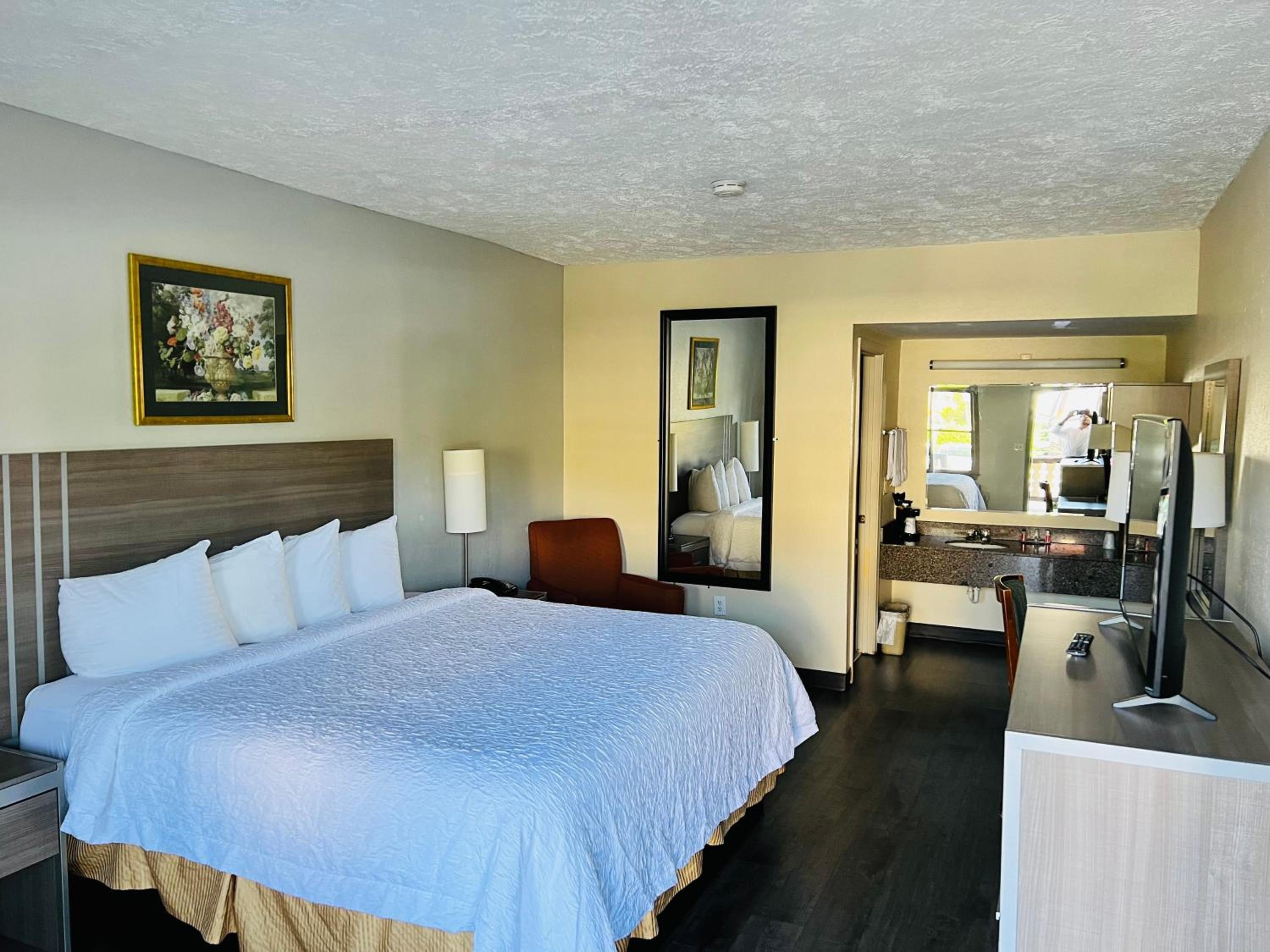 King Room - Non Smoking - Photo 5