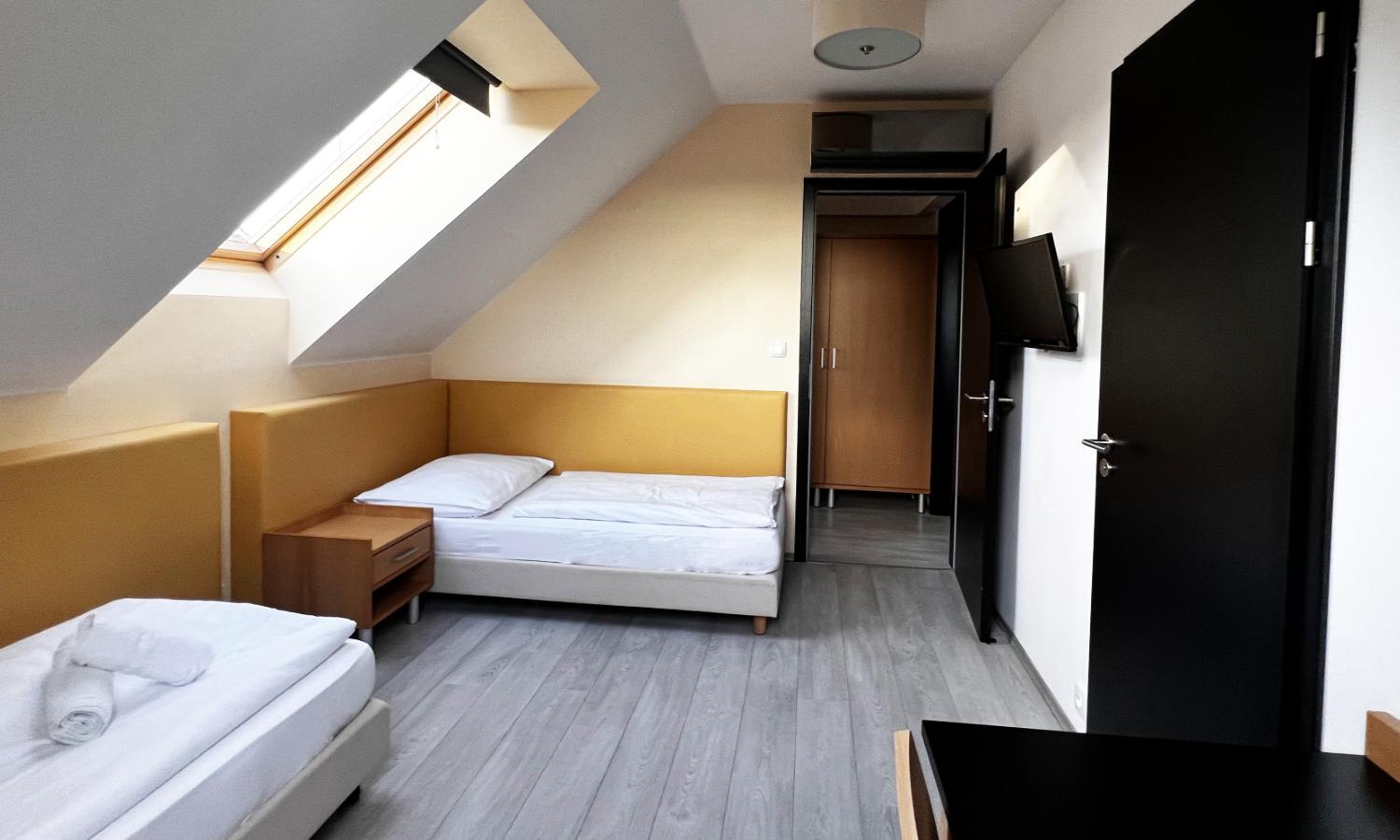 Two Connecting Double Rooms - Photo 2