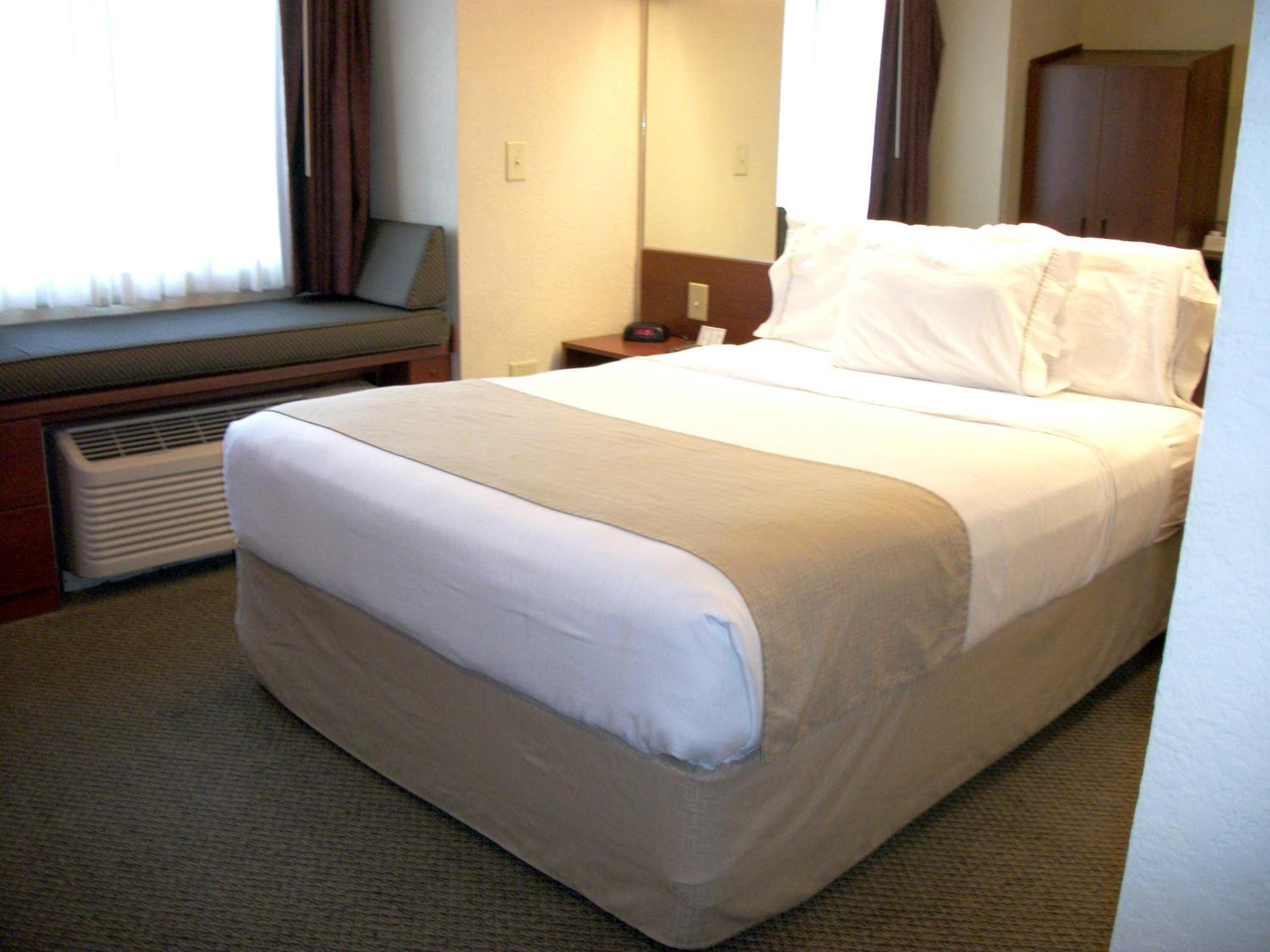 Queen Suite - Non-Smoking - Photo 7