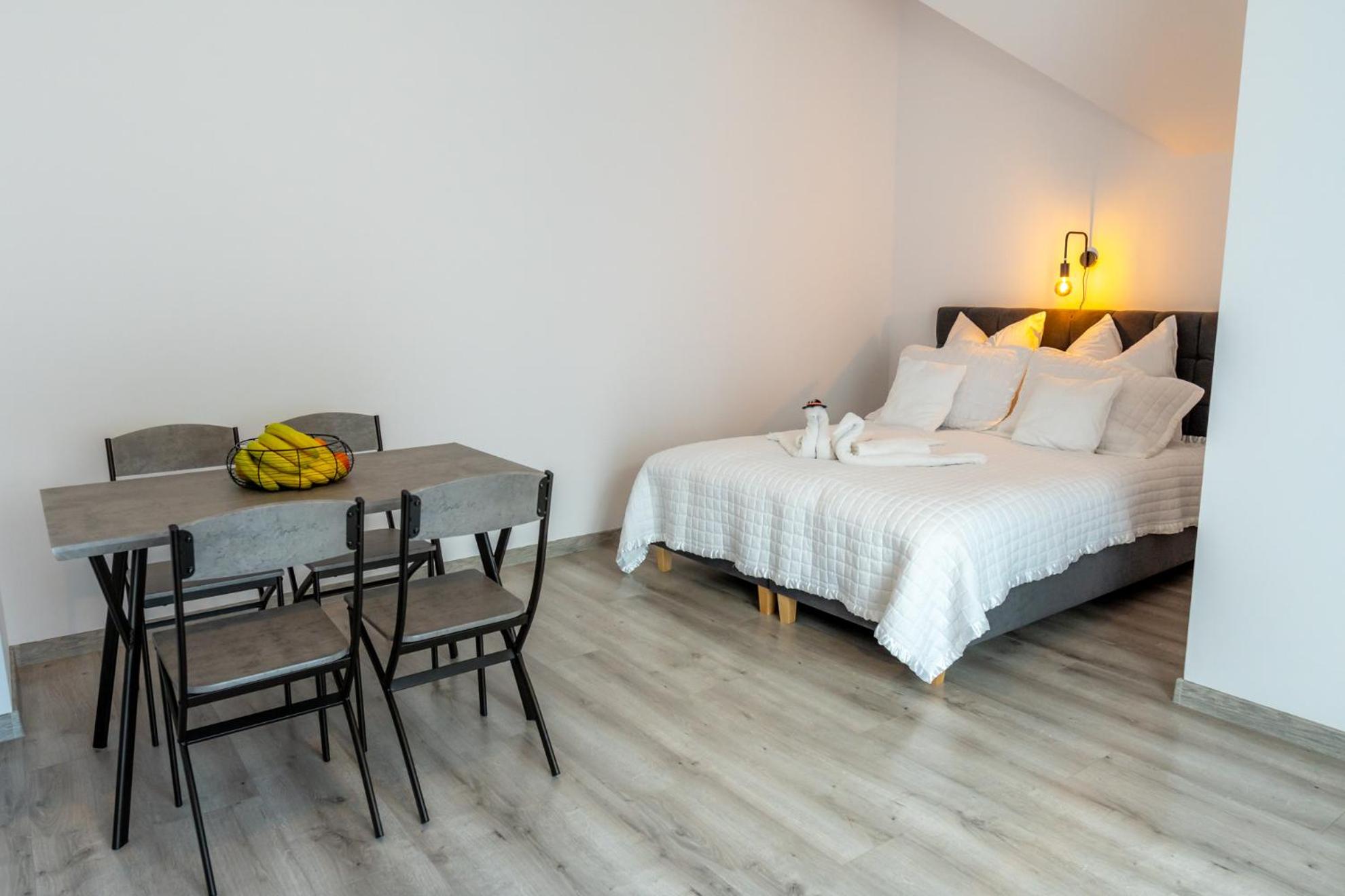Apartment with Balcony - Photo 4