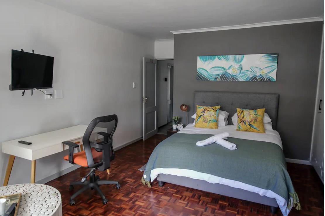 Deluxe Double Room with Balcony - Photo 21