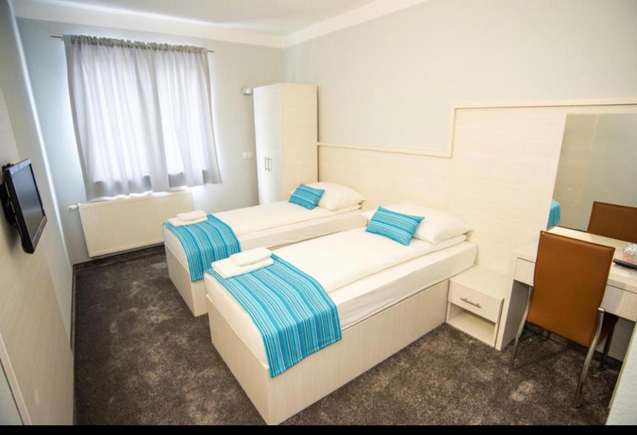 Twin Room with Bathroom photo 1