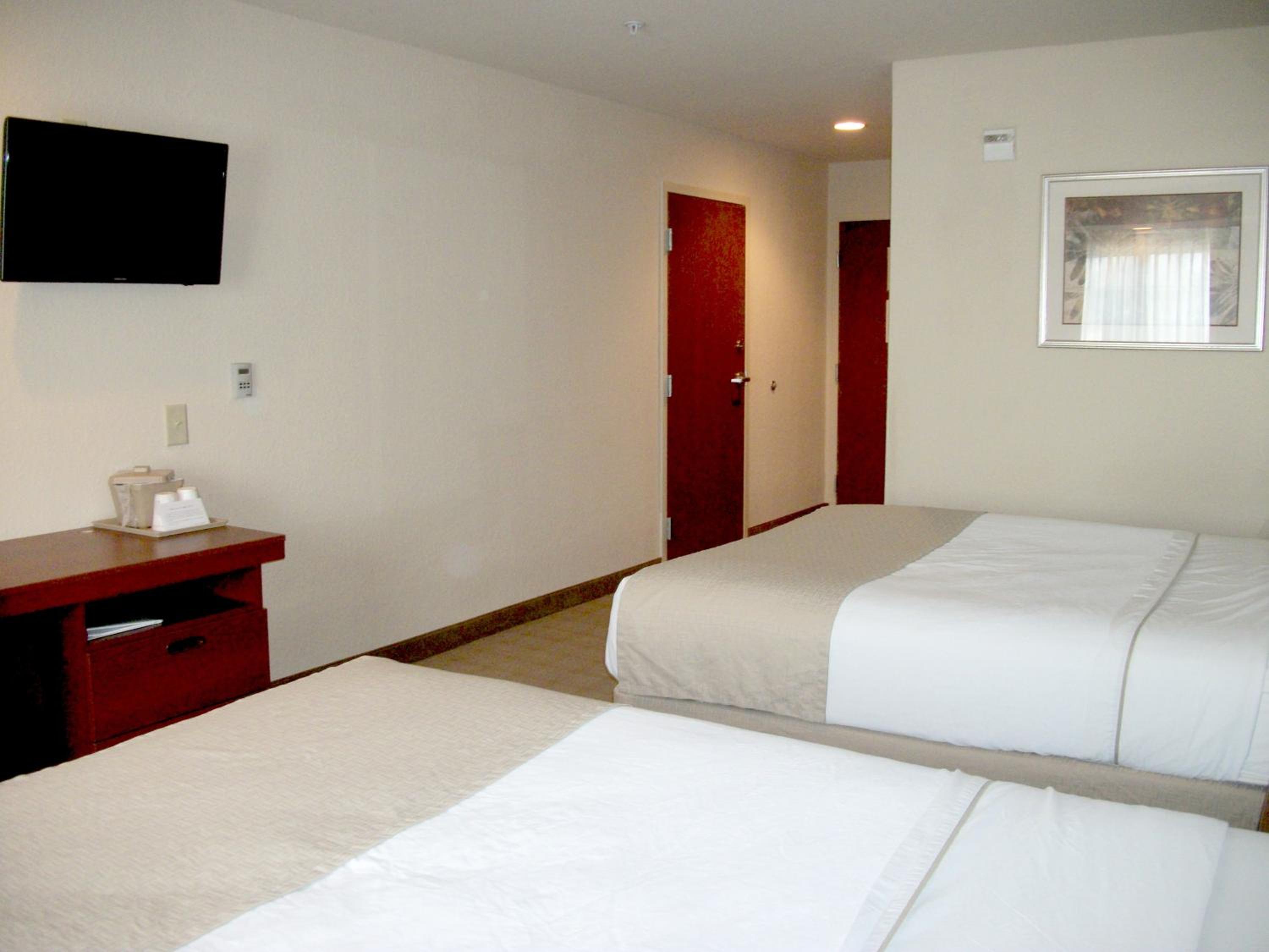 Queen Room with Two Queen Beds - Non-Smoking - Photo 10