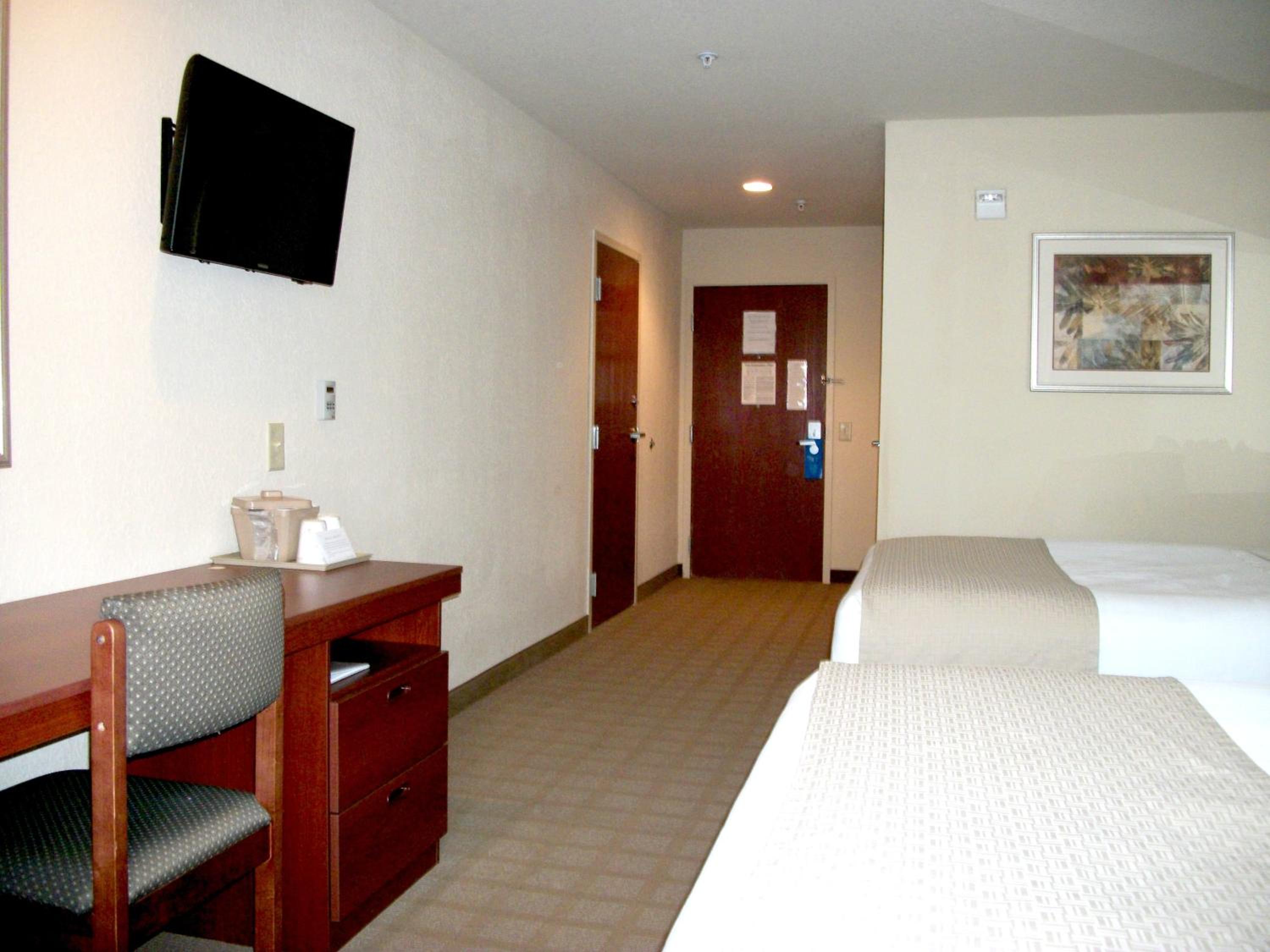 Queen Room with Two Queen Beds - Non-Smoking - Photo 11