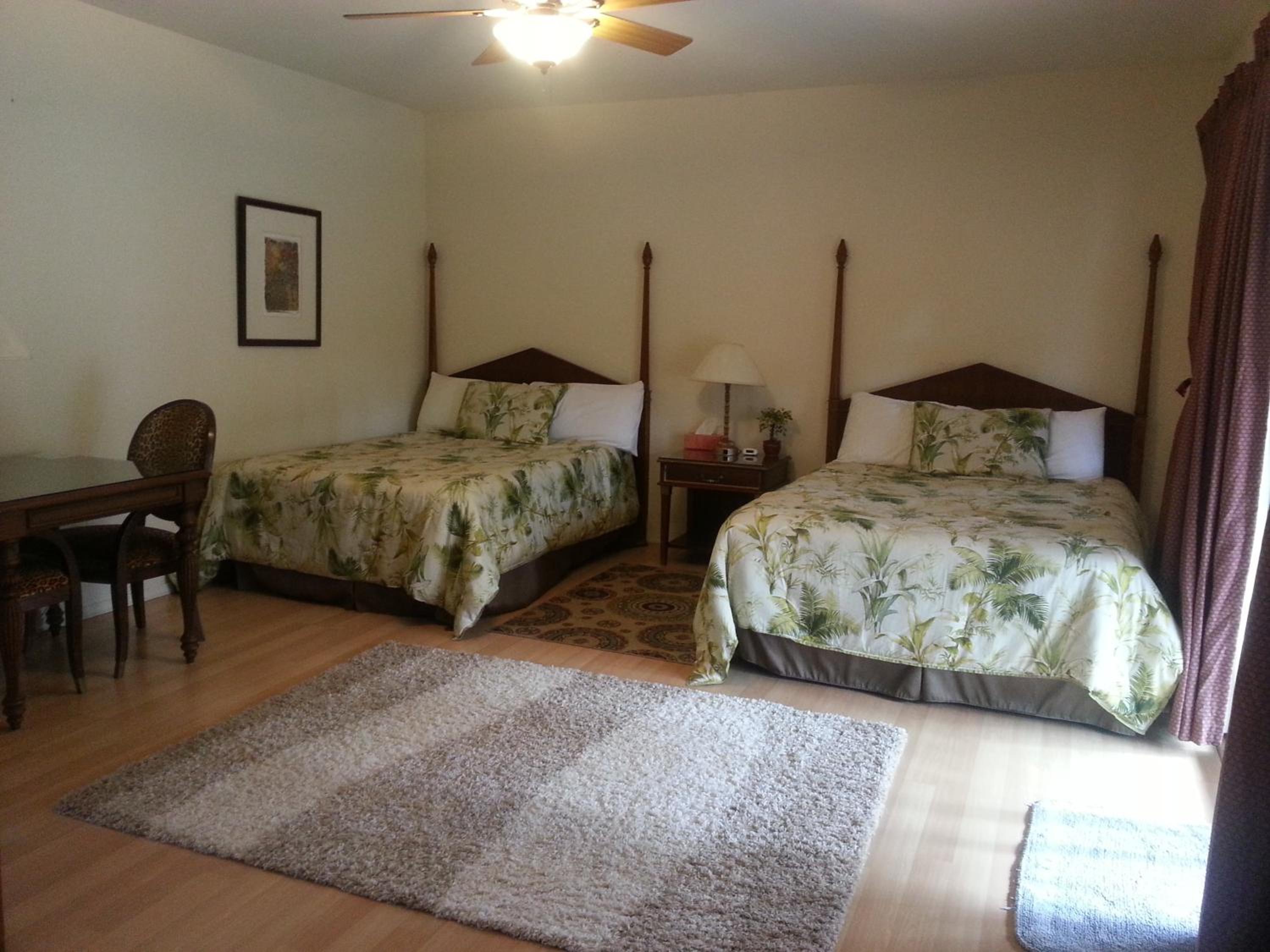Standard Queen Room with Two Queen Beds - Photo 9