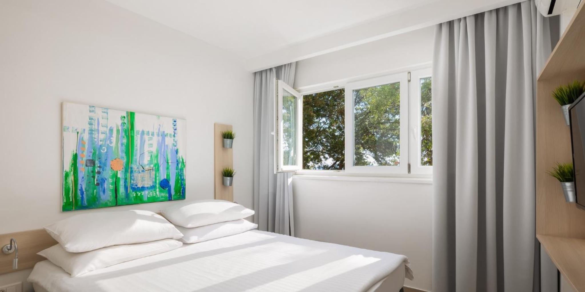 Superior Suite with Seaside Balcony - Photo 3