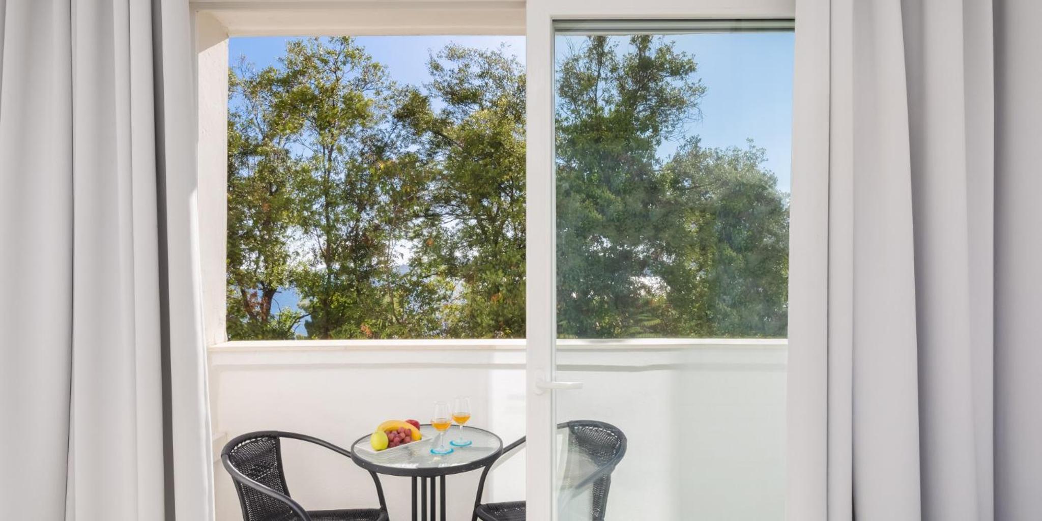 Superior Suite with Seaside Balcony - Photo 4