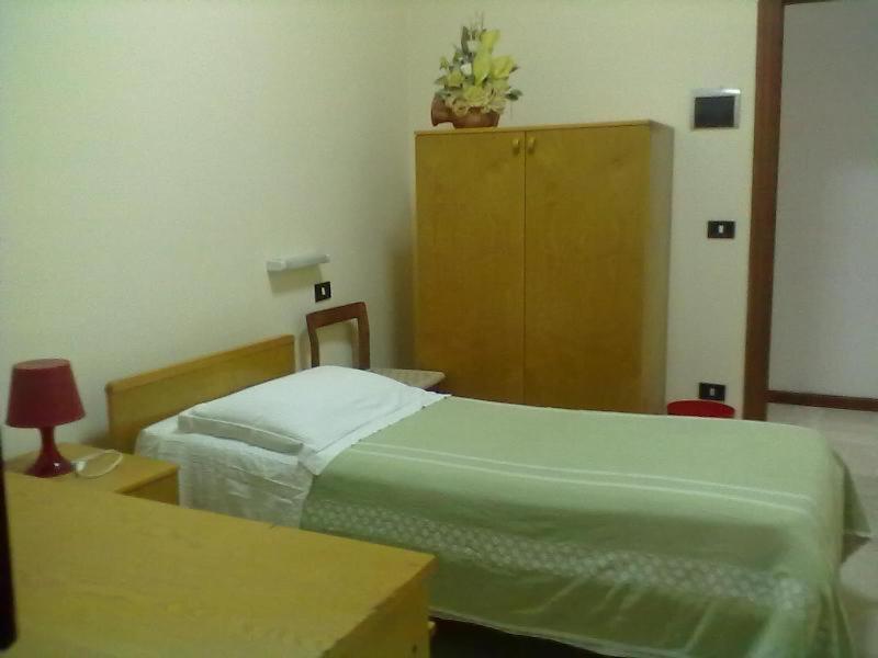 Single Room with Shared Bathroom photo 2