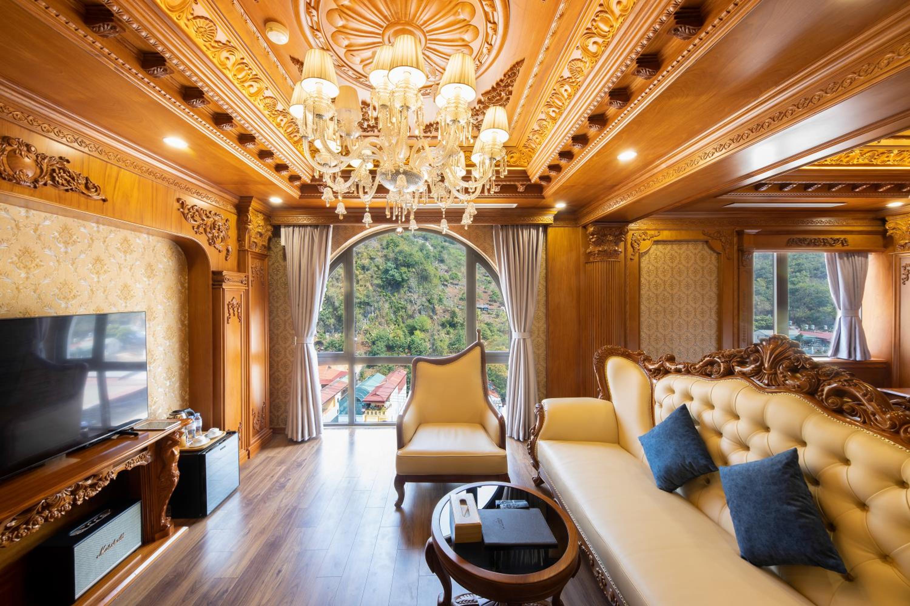 Executive Suite - Photo 1