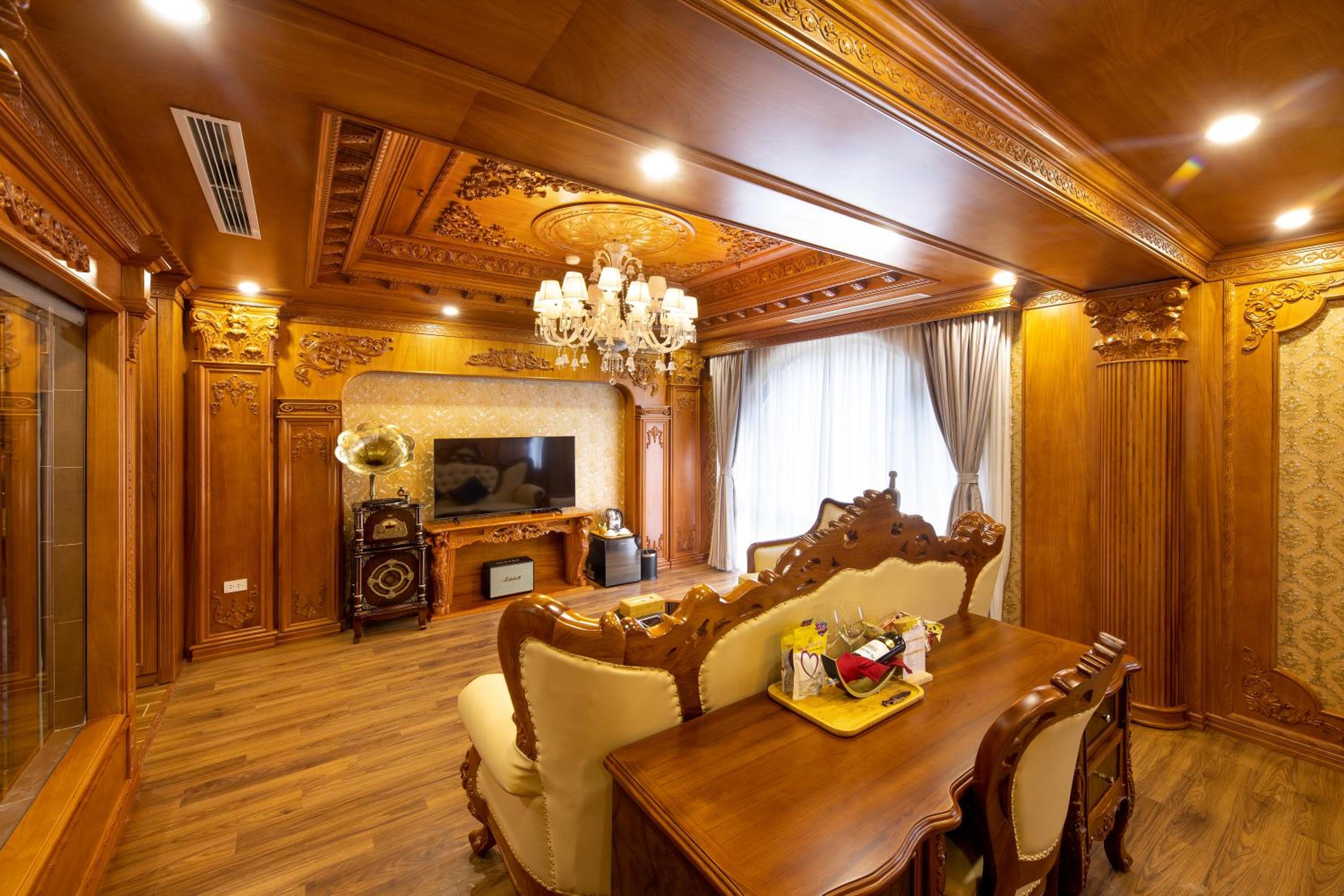 Executive Suite - Photo 2