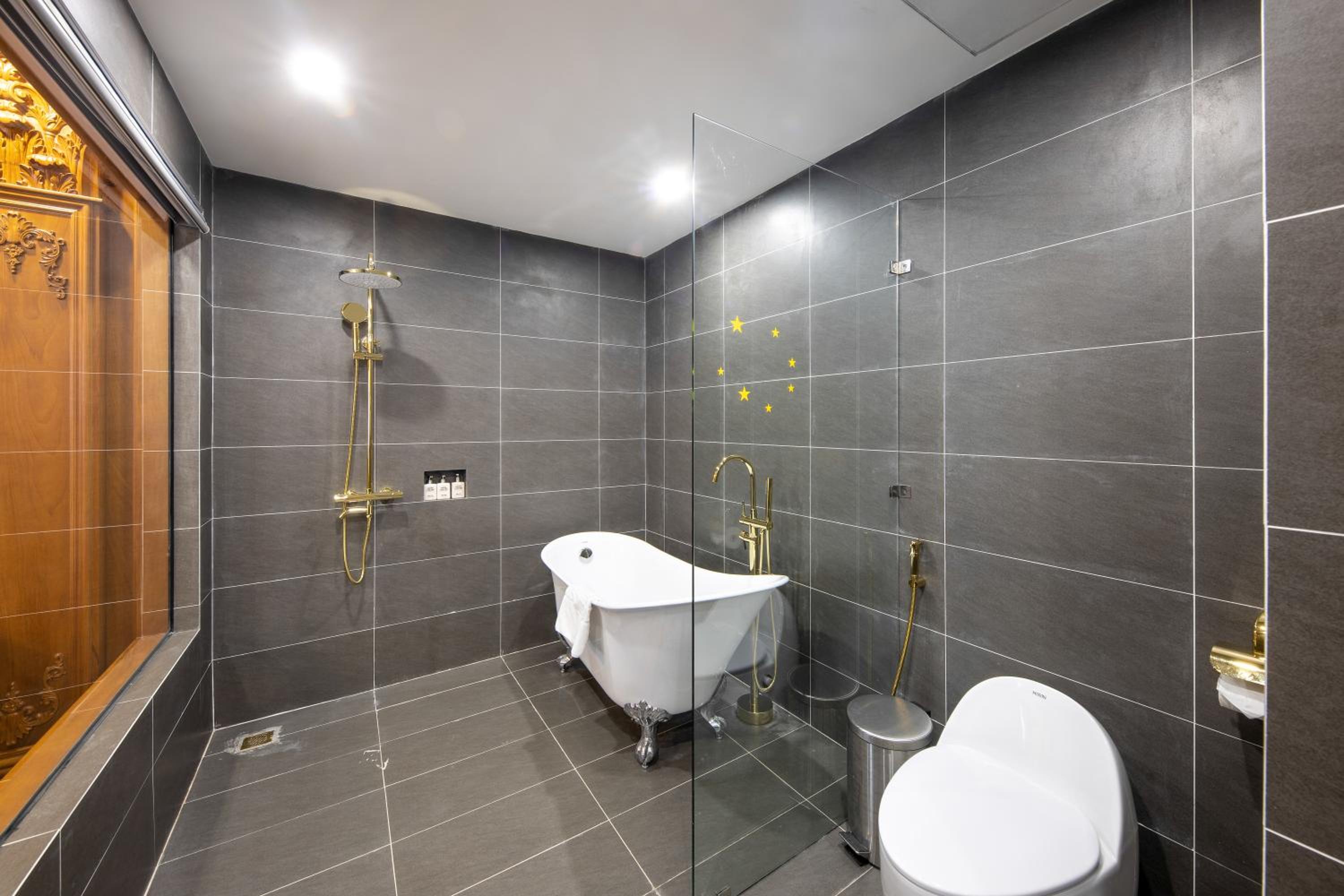 Executive Suite - Photo 9