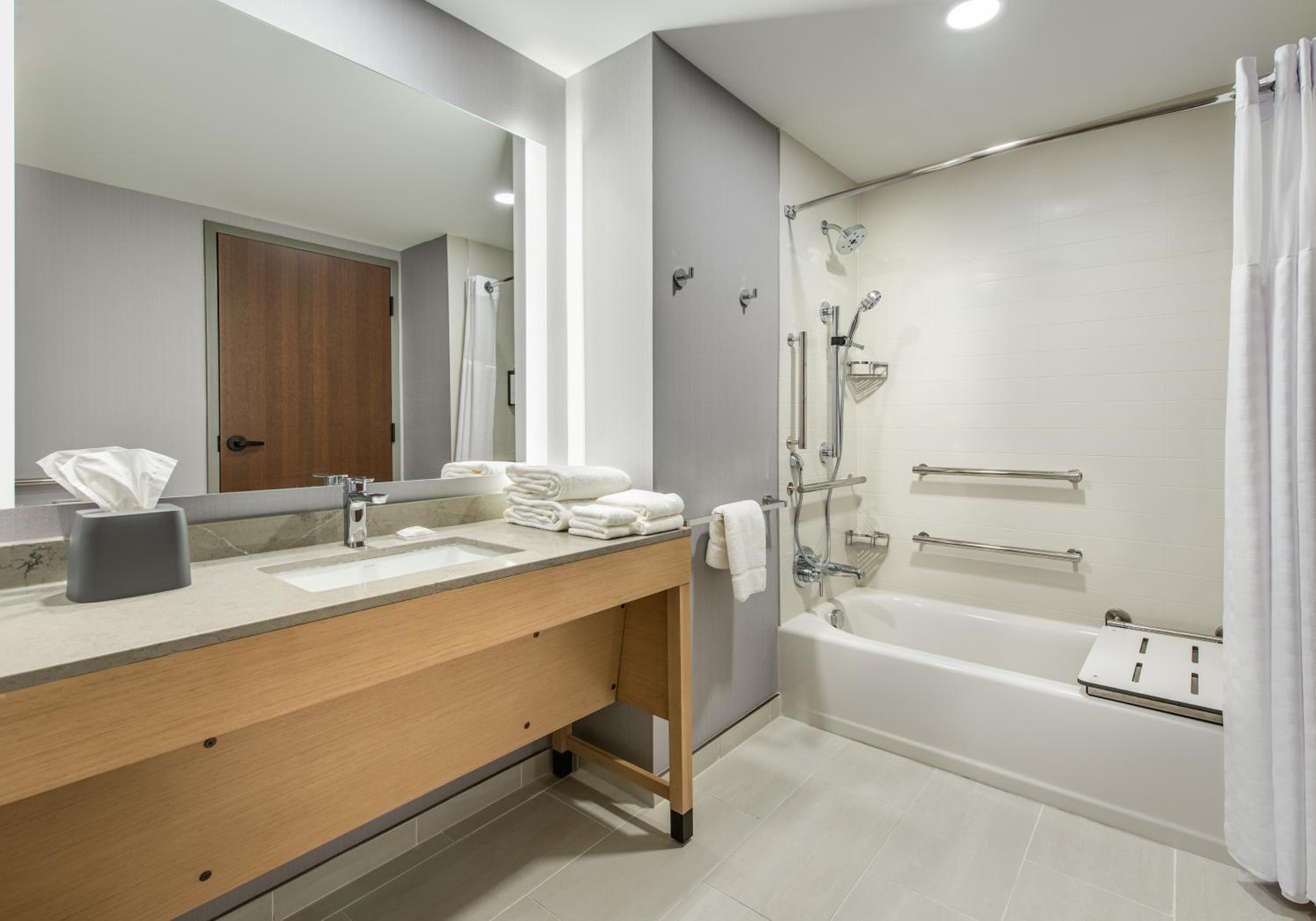 Waterfront King Room with Balcony, Kitchenette and Tub - Disability Access - Photo 2