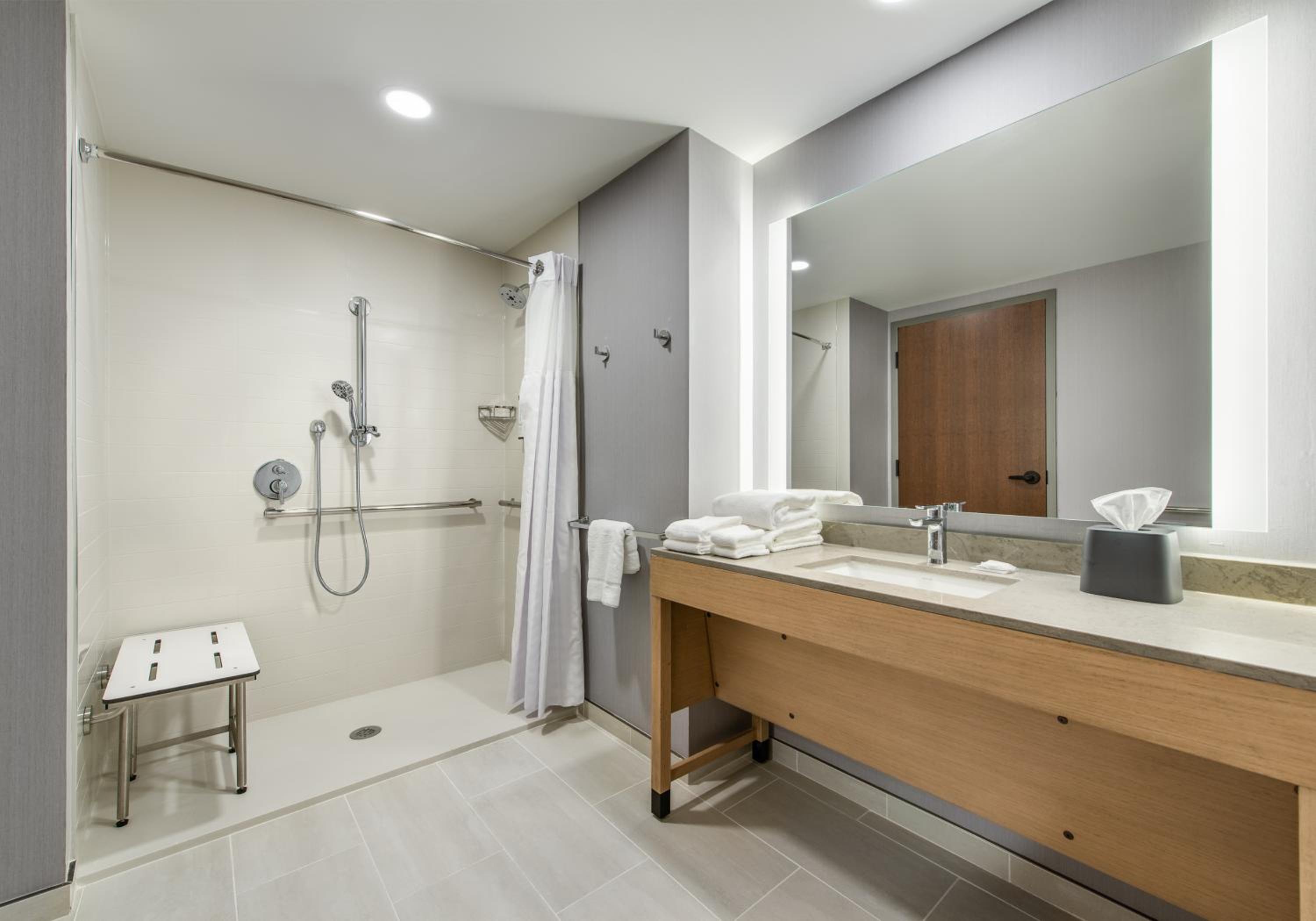 Waterfront King Room with Balcony, Kitchenette and Roll-in Shower - Disability Access - Photo 2