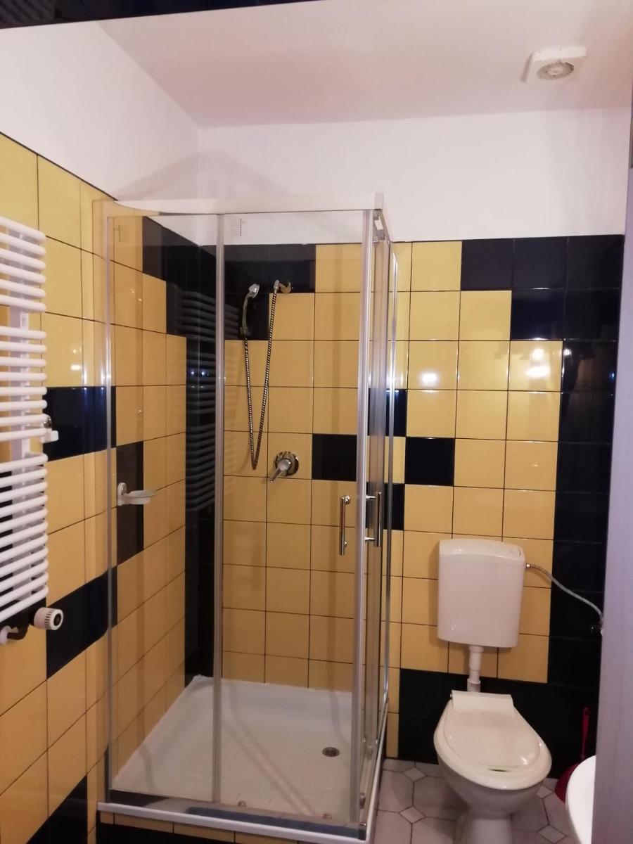 Twin Room with Private Bathroom - Photo 3