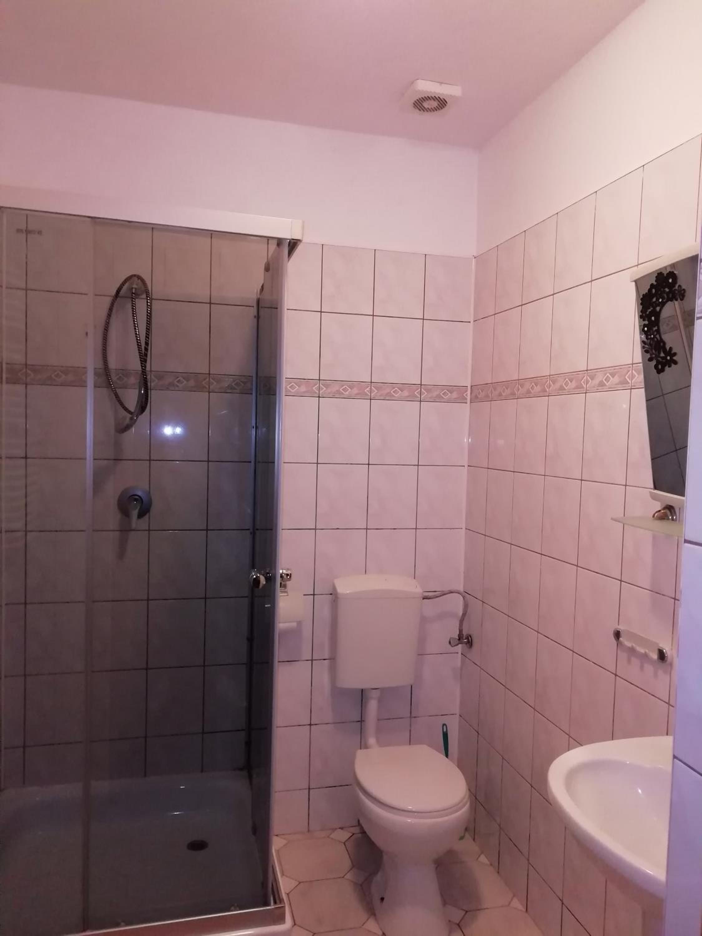 Double Room with Private Bathroom - Photo 2