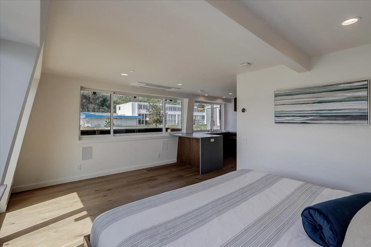One-Bedroom Apartment with Sea View and Balcony