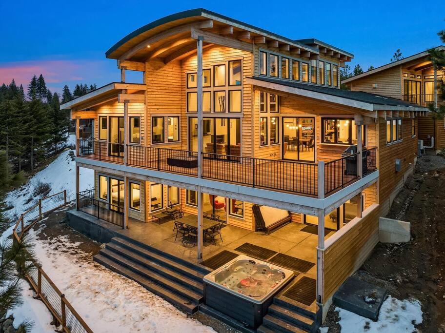 Six-Bedroom House photo 3
