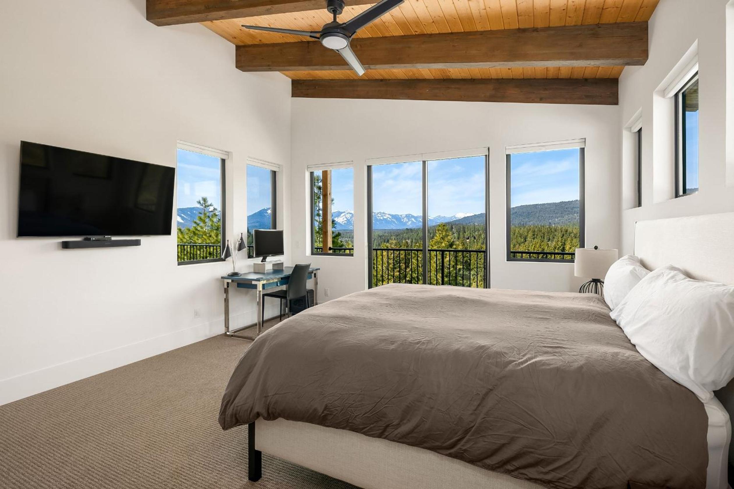Six-Bedroom House photo 1
